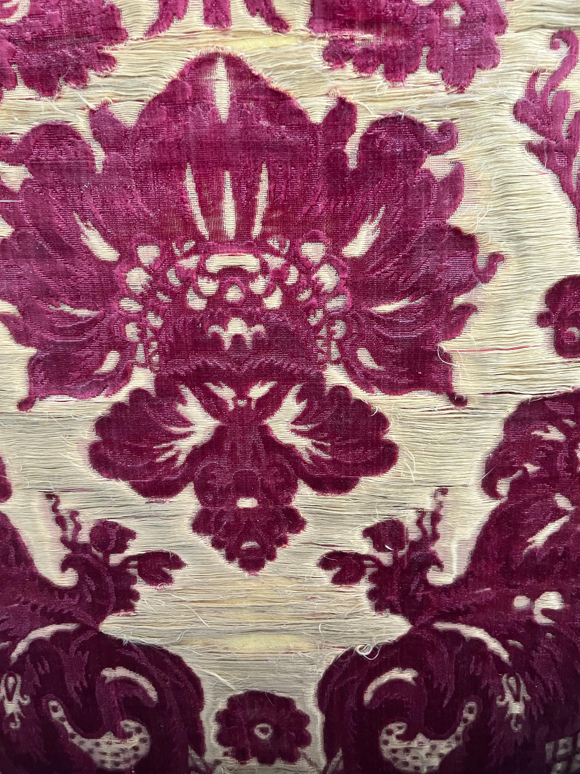 French 17th Century Baroque Silk Damask Textile In Good Condition For Sale In New York, NY