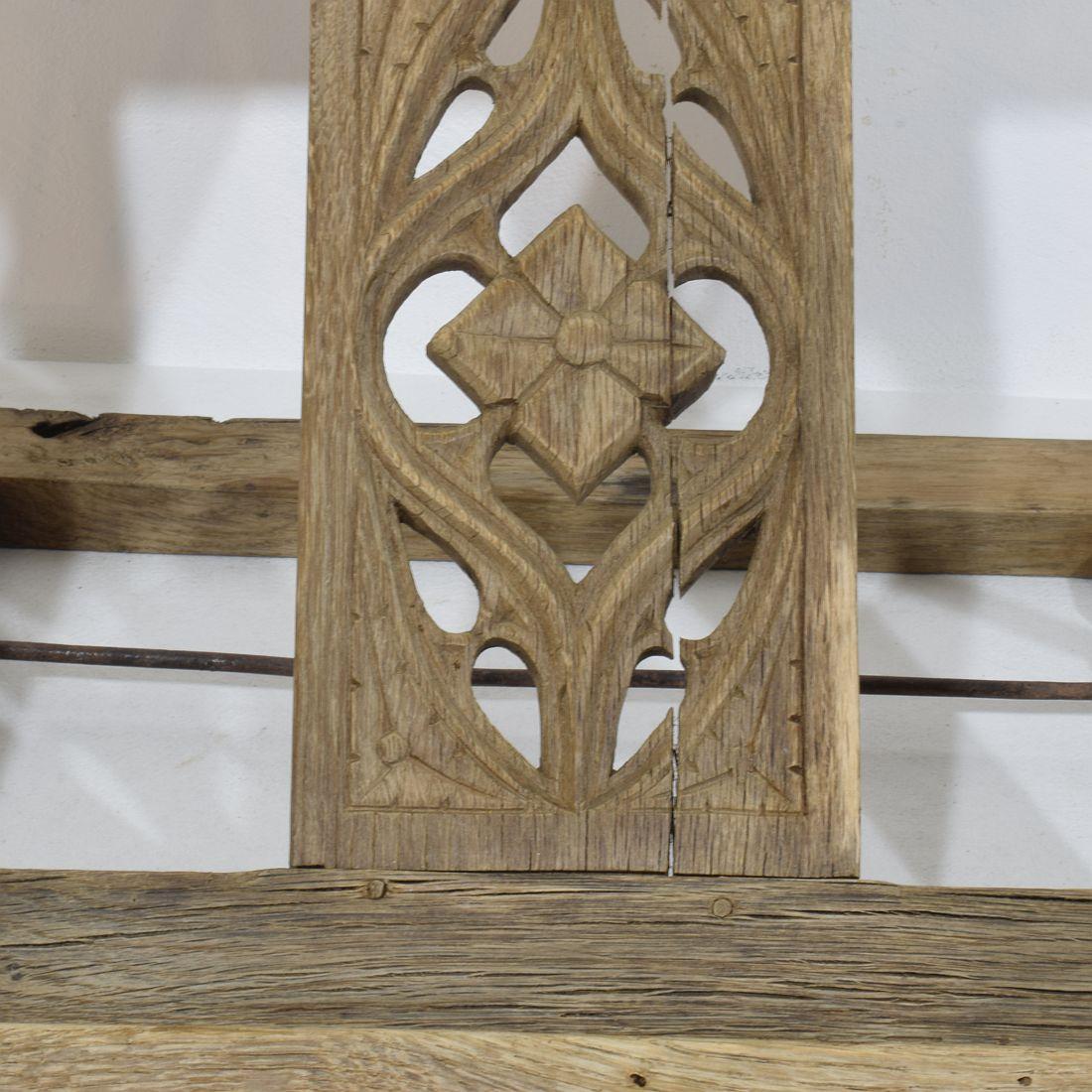Lecterne pliante française du 17ème siècle en bois sculpté de style gothique en vente 2