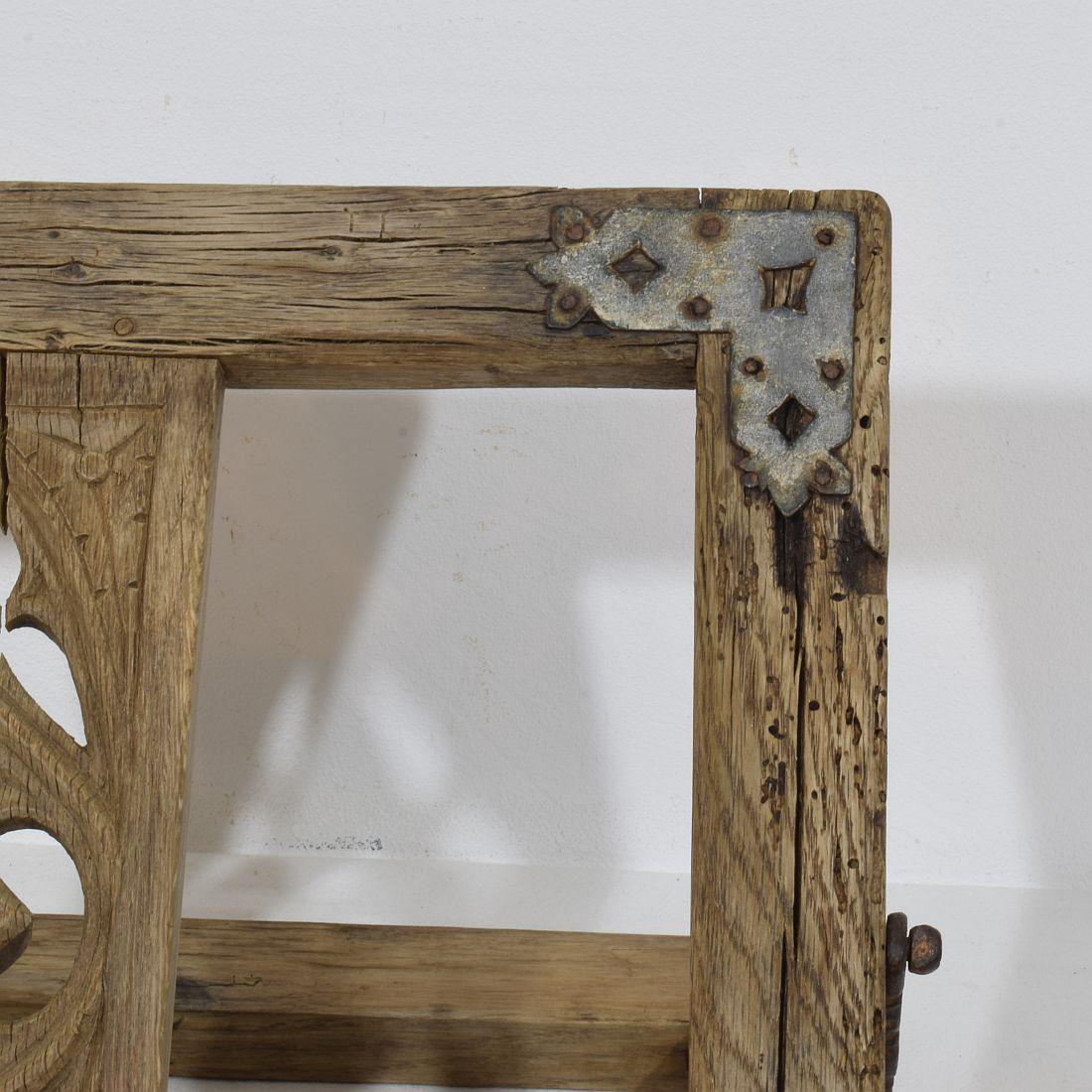 Lecterne pliante française du 17ème siècle en bois sculpté de style gothique en vente 3