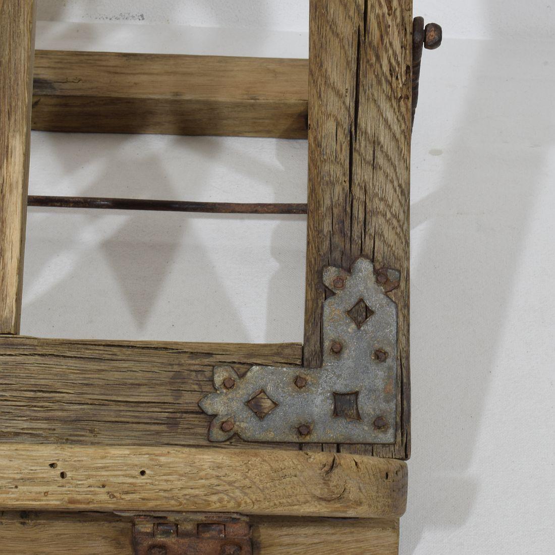 Lecterne pliante française du 17ème siècle en bois sculpté de style gothique en vente 4