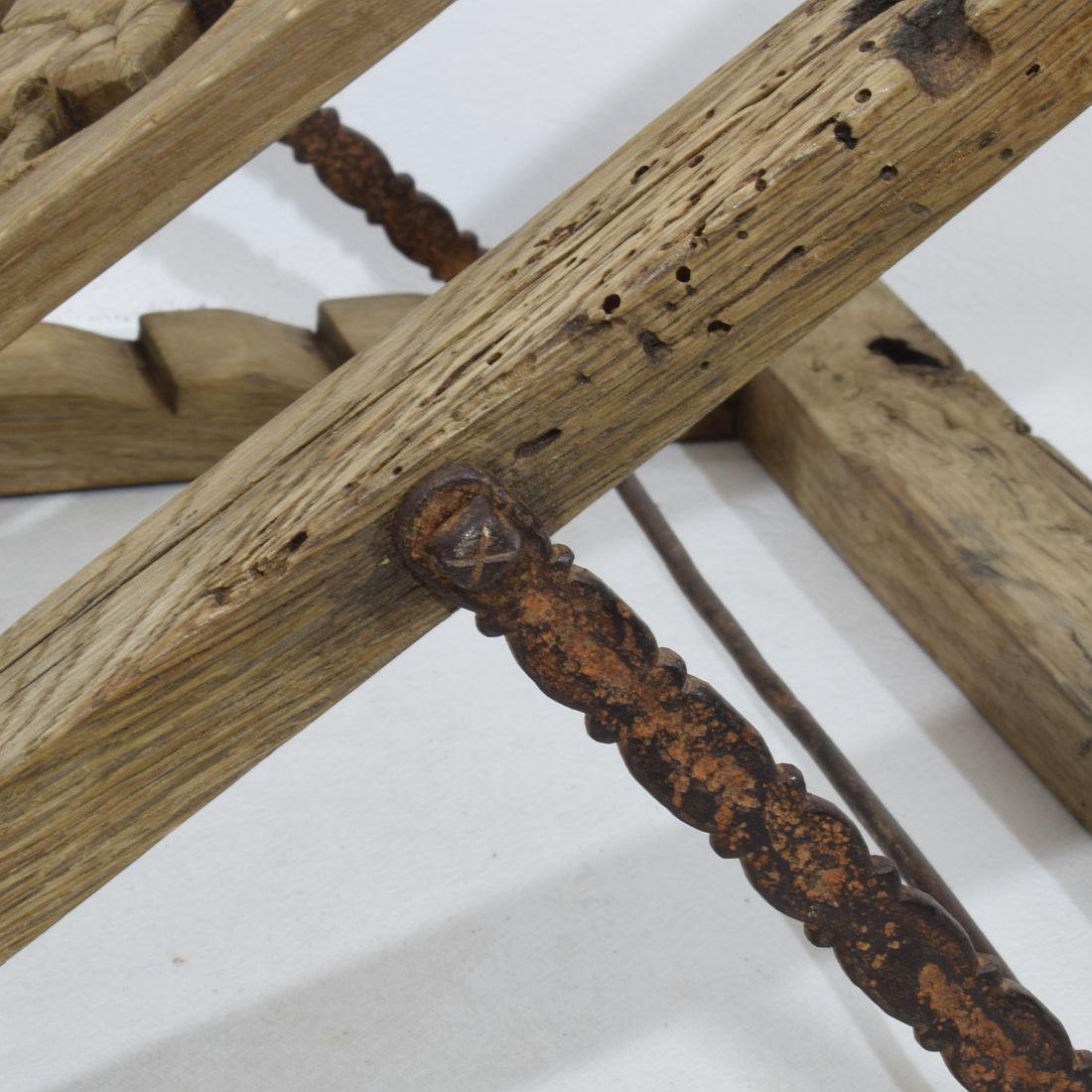 Lecterne pliante française du 17ème siècle en bois sculpté de style gothique en vente 5