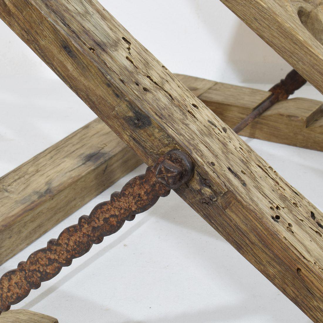 Leggio francese del XVII secolo in legno intagliato Foldes in stile gotico in vendita 5