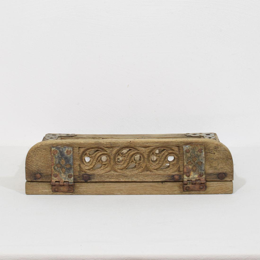 Leggio francese del XVII secolo in legno intagliato Foldes in stile gotico in vendita 6