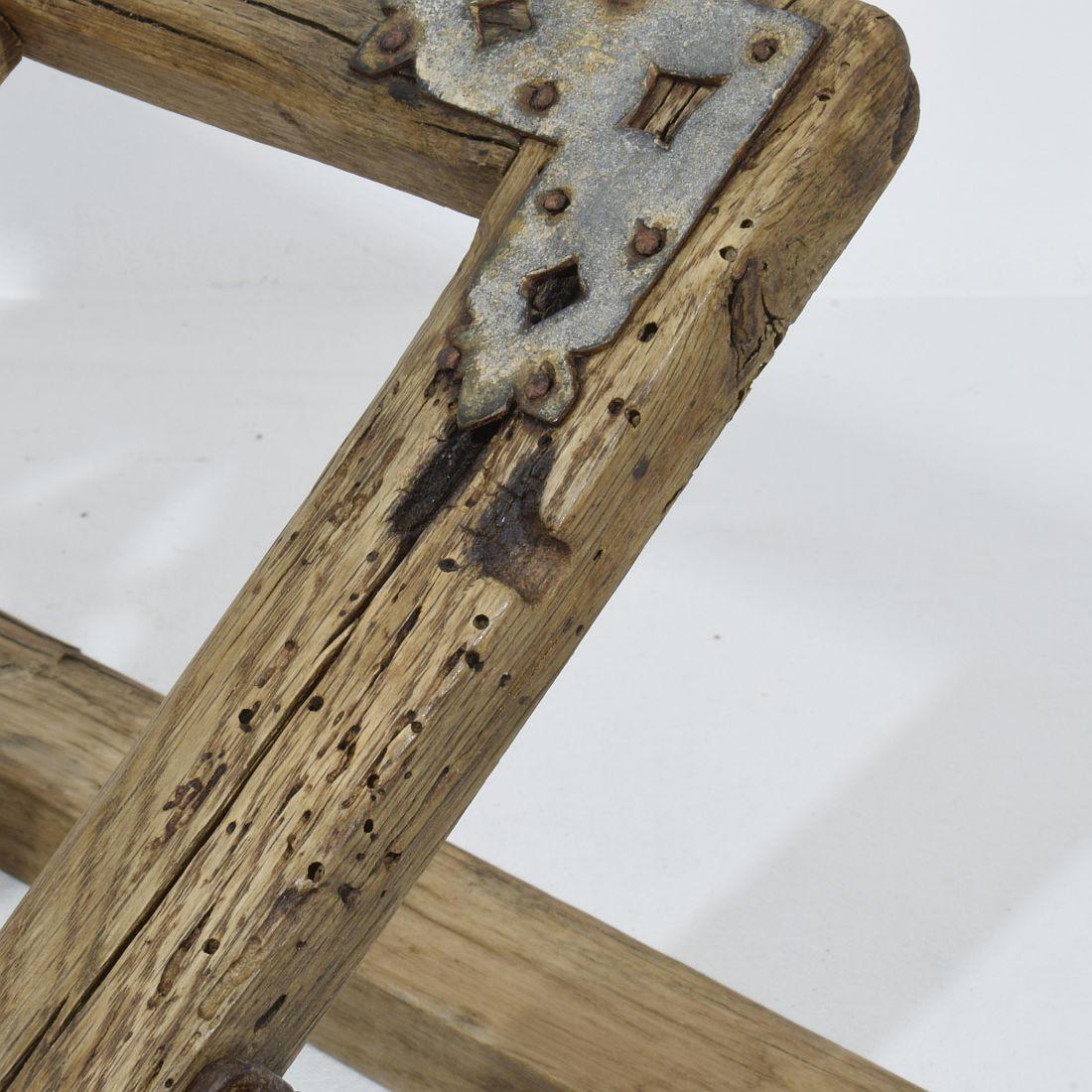 Lecterne pliante française du 17ème siècle en bois sculpté de style gothique en vente 7