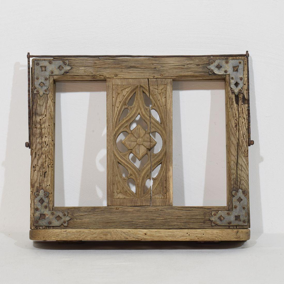 Lecterne pliante française du 17ème siècle en bois sculpté de style gothique en vente 8