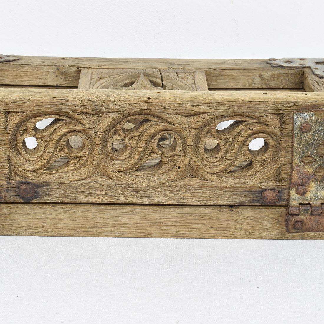 Leggio francese del XVII secolo in legno intagliato Foldes in stile gotico in vendita 8