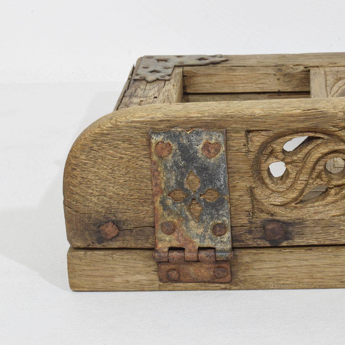 Lecterne pliante française du 17ème siècle en bois sculpté de style gothique en vente 9