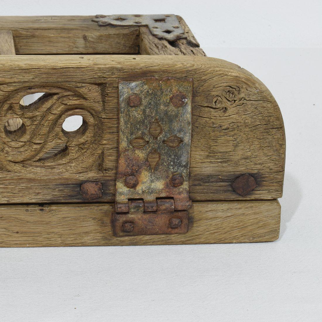 Lecterne pliante française du 17ème siècle en bois sculpté de style gothique en vente 11