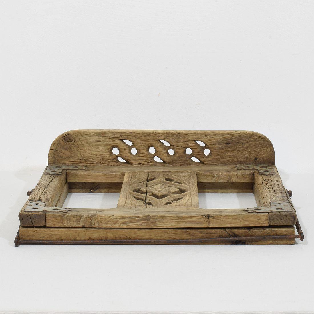 Leggio francese del XVII secolo in legno intagliato Foldes in stile gotico in vendita 11