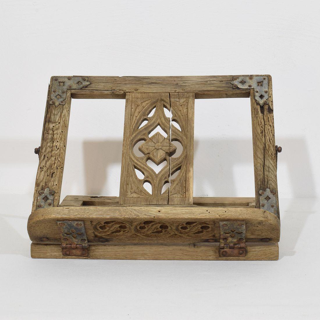 Lutrin pliant en bois sculpté de style gothique du XVIIe siècle.
Belle pièce en chêne et fer forgé.
France vers 1600-1700.
Usures, petites pertes et réparations anciennes.
D'autres photos sont disponibles sur demande.
H:27cm  L:41cm P:40cm 
