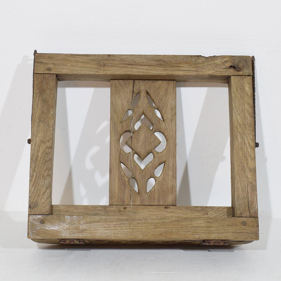 Lecterne pliante française du 17ème siècle en bois sculpté de style gothique en vente 12
