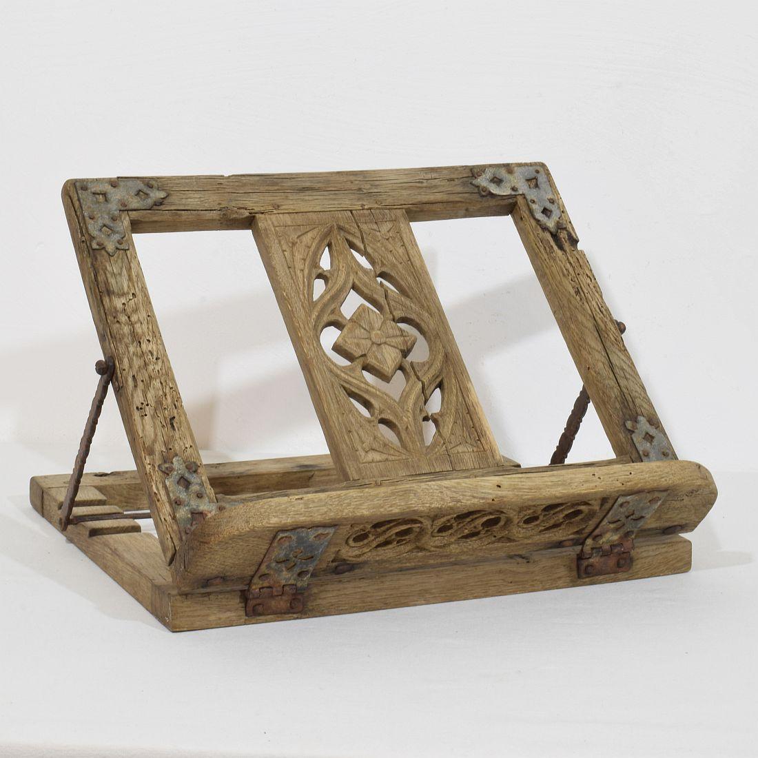 Gothique Lecterne pliante française du 17ème siècle en bois sculpté de style gothique en vente