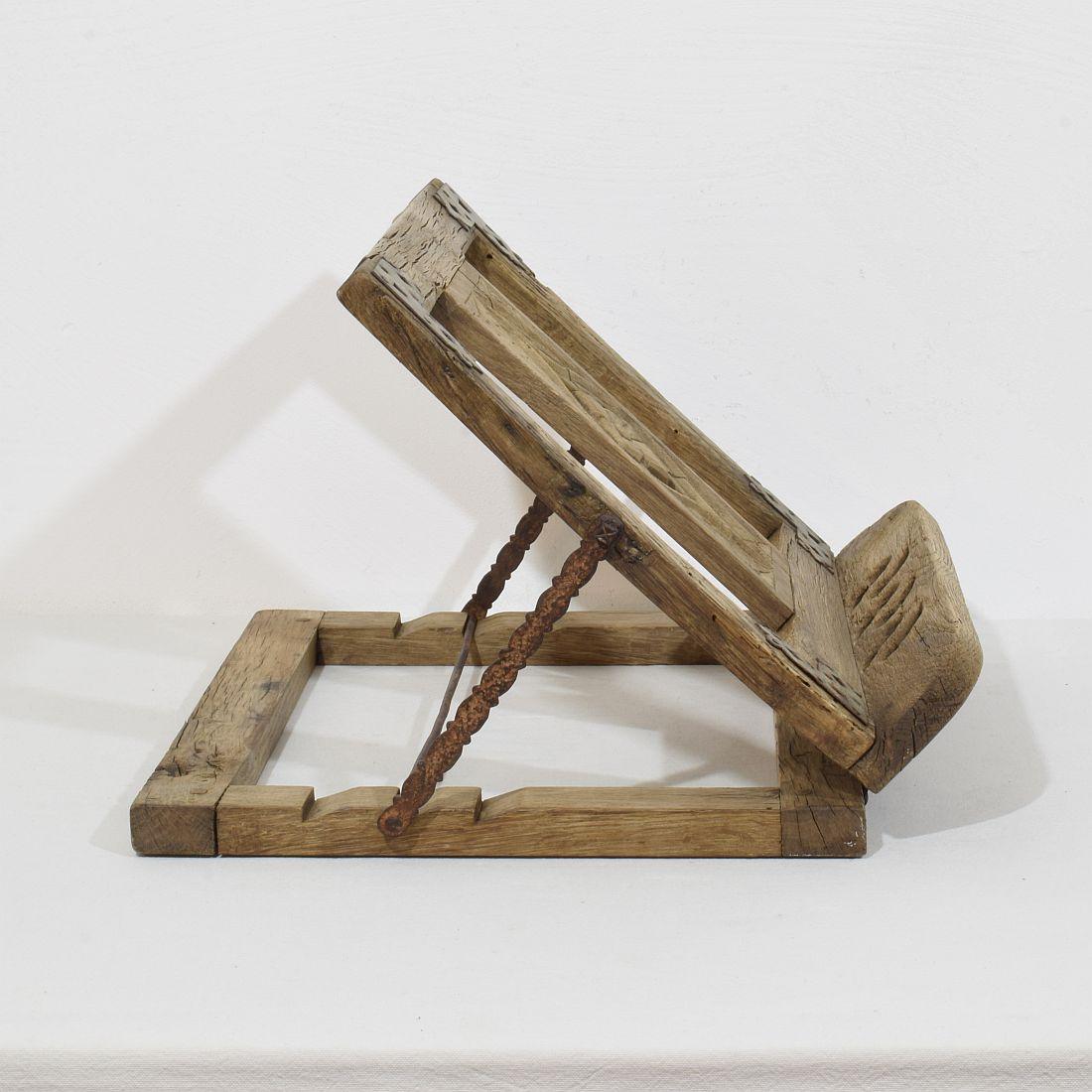 Français Lecterne pliante française du 17ème siècle en bois sculpté de style gothique en vente