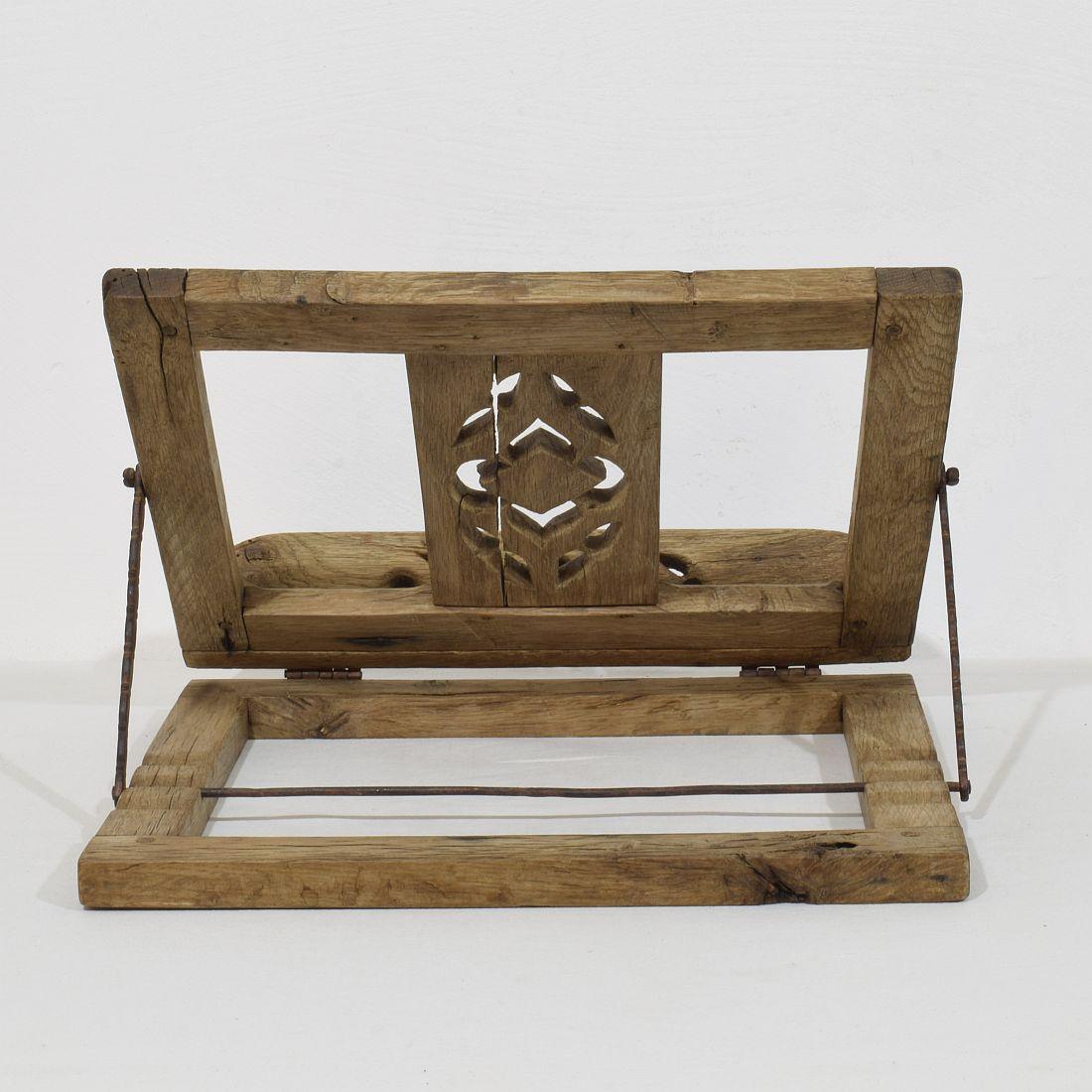 Sculpté à la main Lecterne pliante française du 17ème siècle en bois sculpté de style gothique en vente