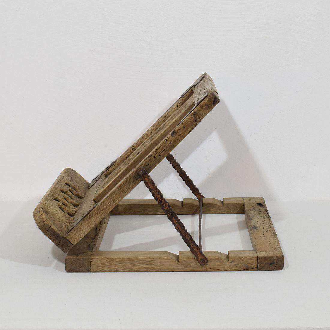 Lecterne pliante française du 17ème siècle en bois sculpté de style gothique Bon état - En vente à Buisson, FR