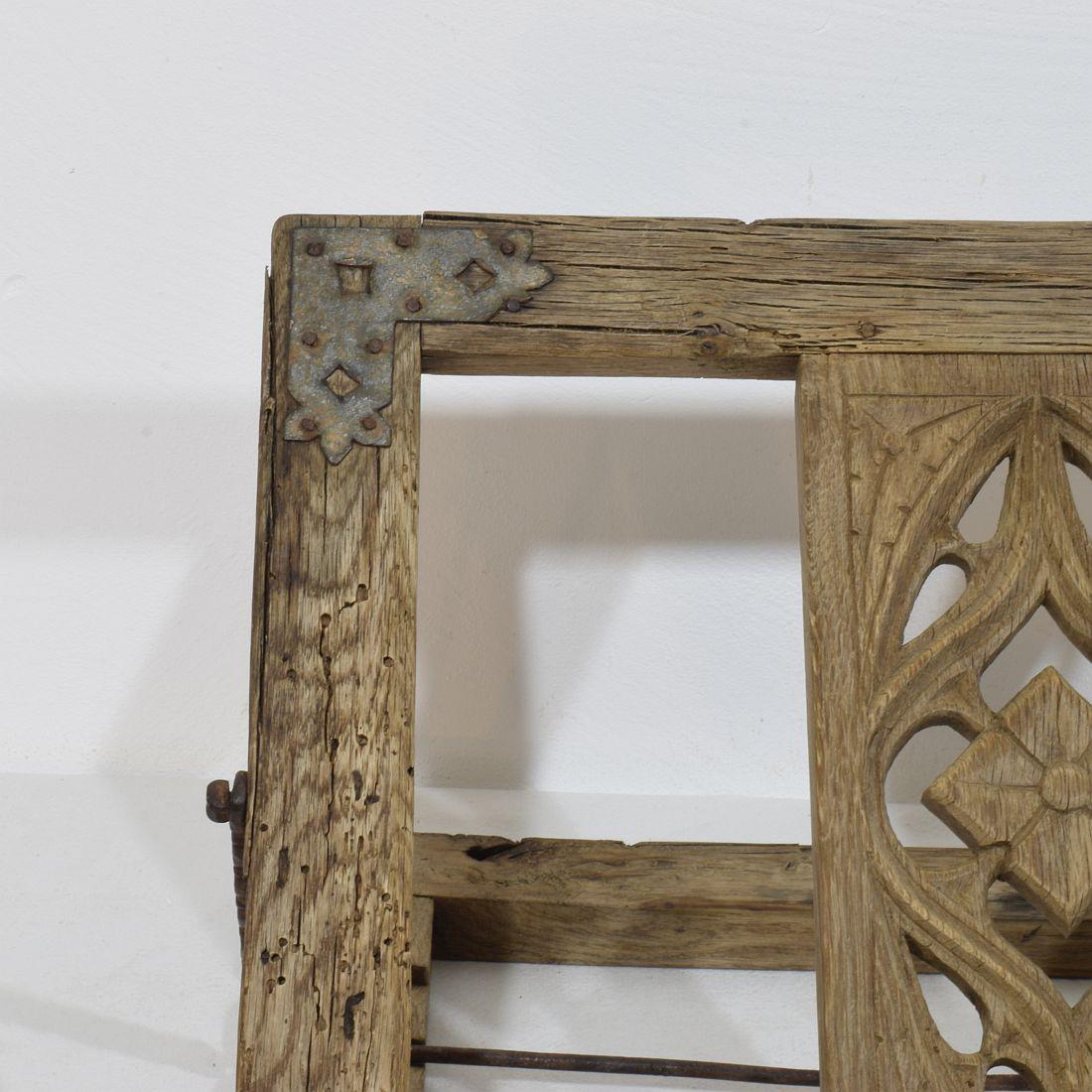 XVIIIe siècle et antérieur Lecterne pliante française du 17ème siècle en bois sculpté de style gothique en vente