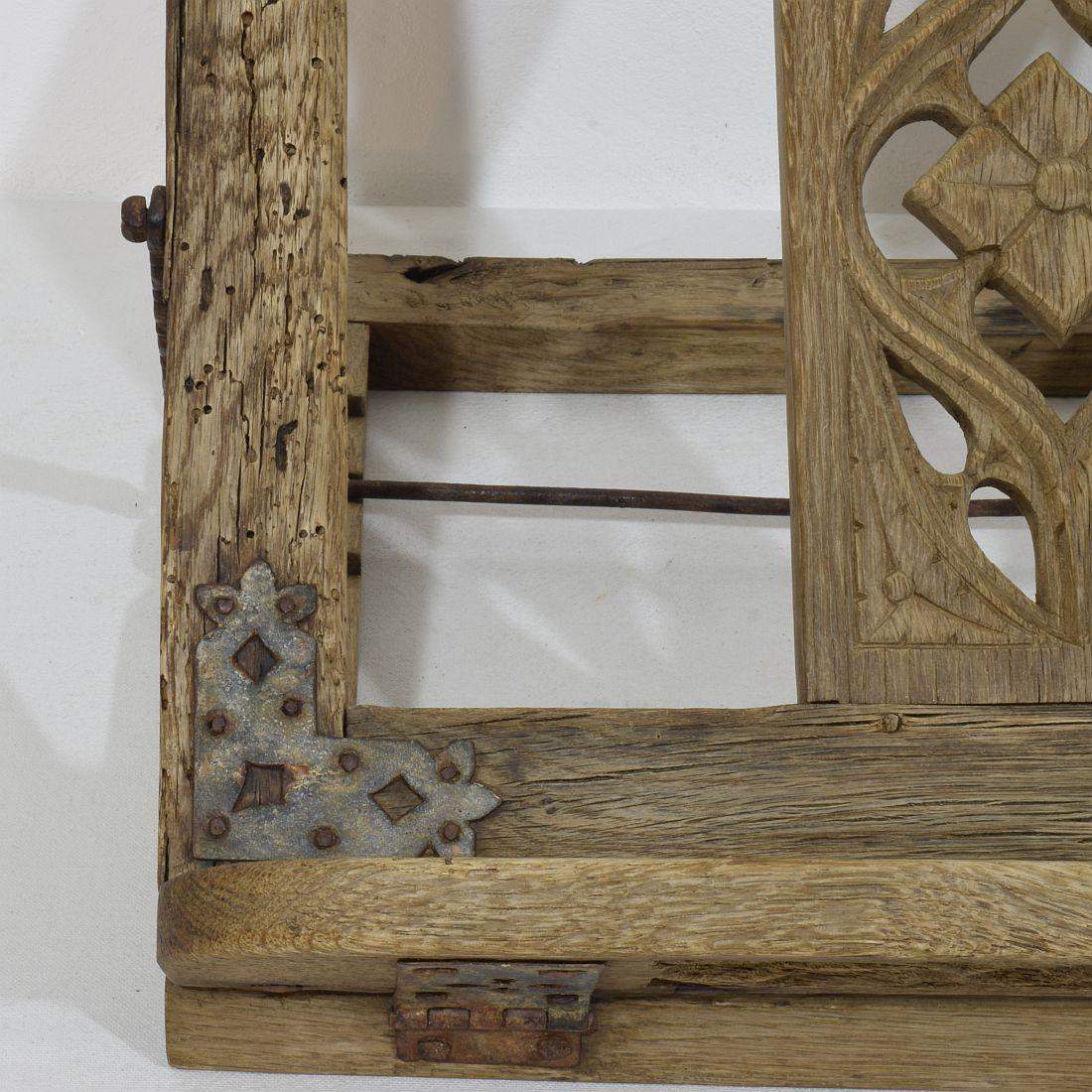 Fino al XVIII secolo Leggio francese del XVII secolo in legno intagliato Foldes in stile gotico in vendita