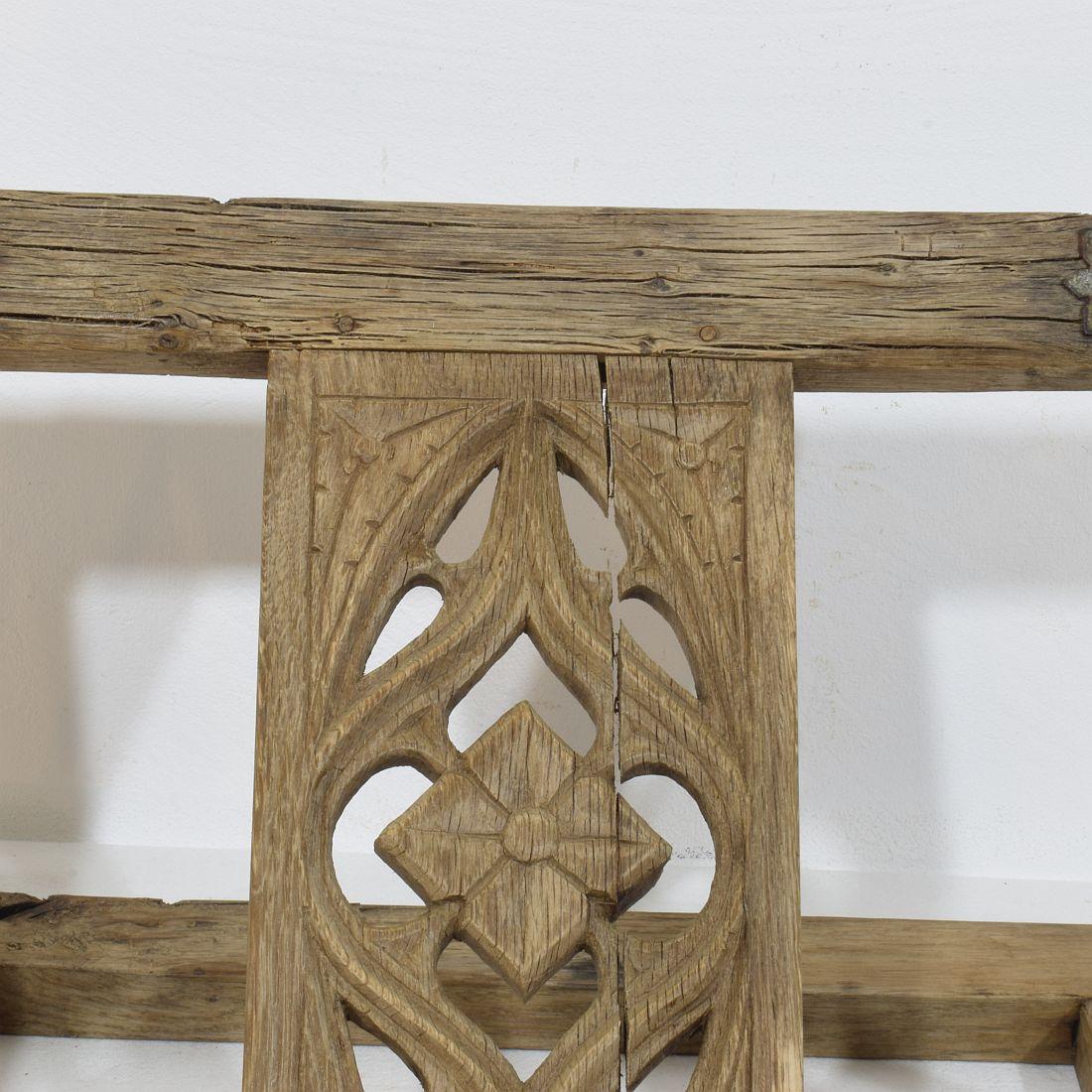 Lecterne pliante française du 17ème siècle en bois sculpté de style gothique en vente 1
