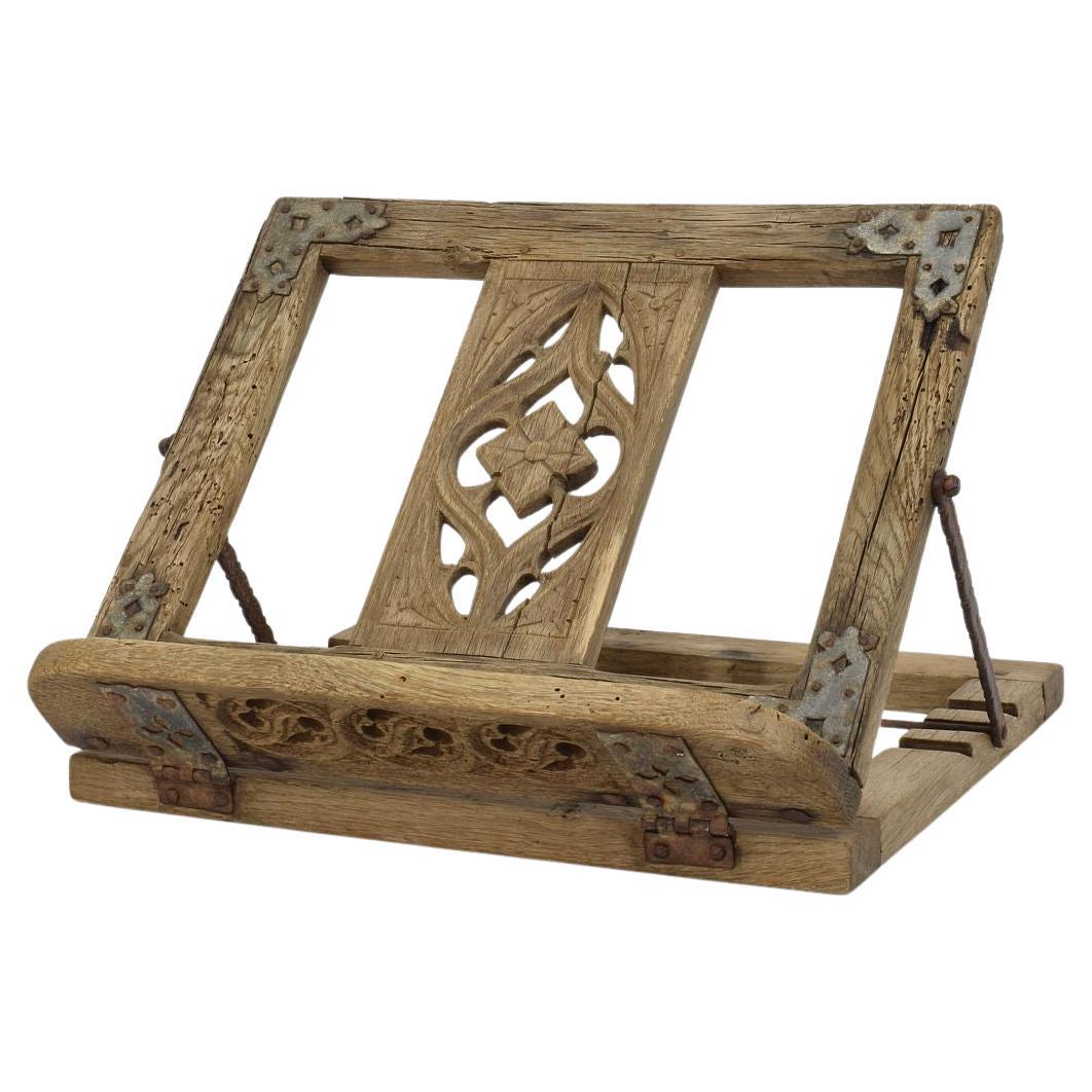 Lecterne pliante française du 17ème siècle en bois sculpté de style gothique