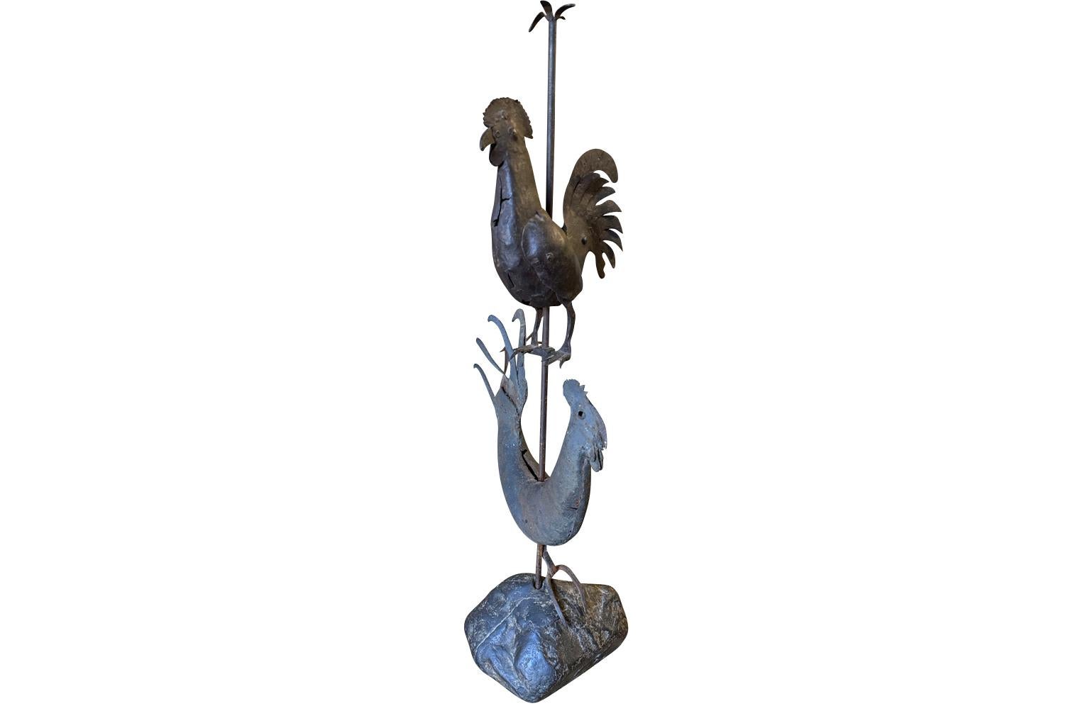 Une superbe sculpture de coq double du 17e siècle provenant du sud de la France. Magnifiquement réalisé en fer par une technique de rivetage et monté sur son socle en pierre. Les coqs faisaient à l'origine partie d'une girouette. 