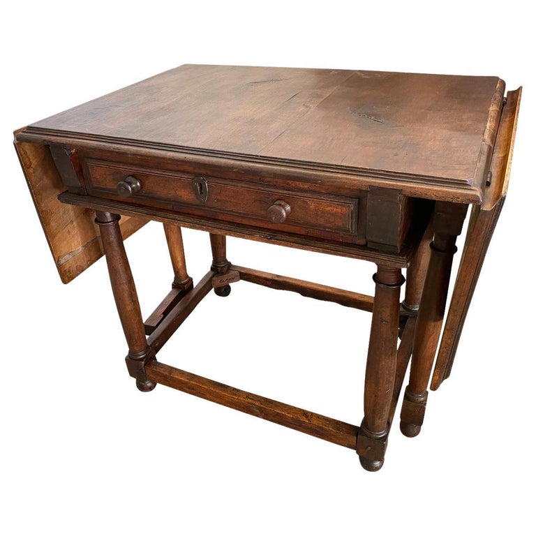 French 17th Century Gate Leg Table For Sale at 1stDibs