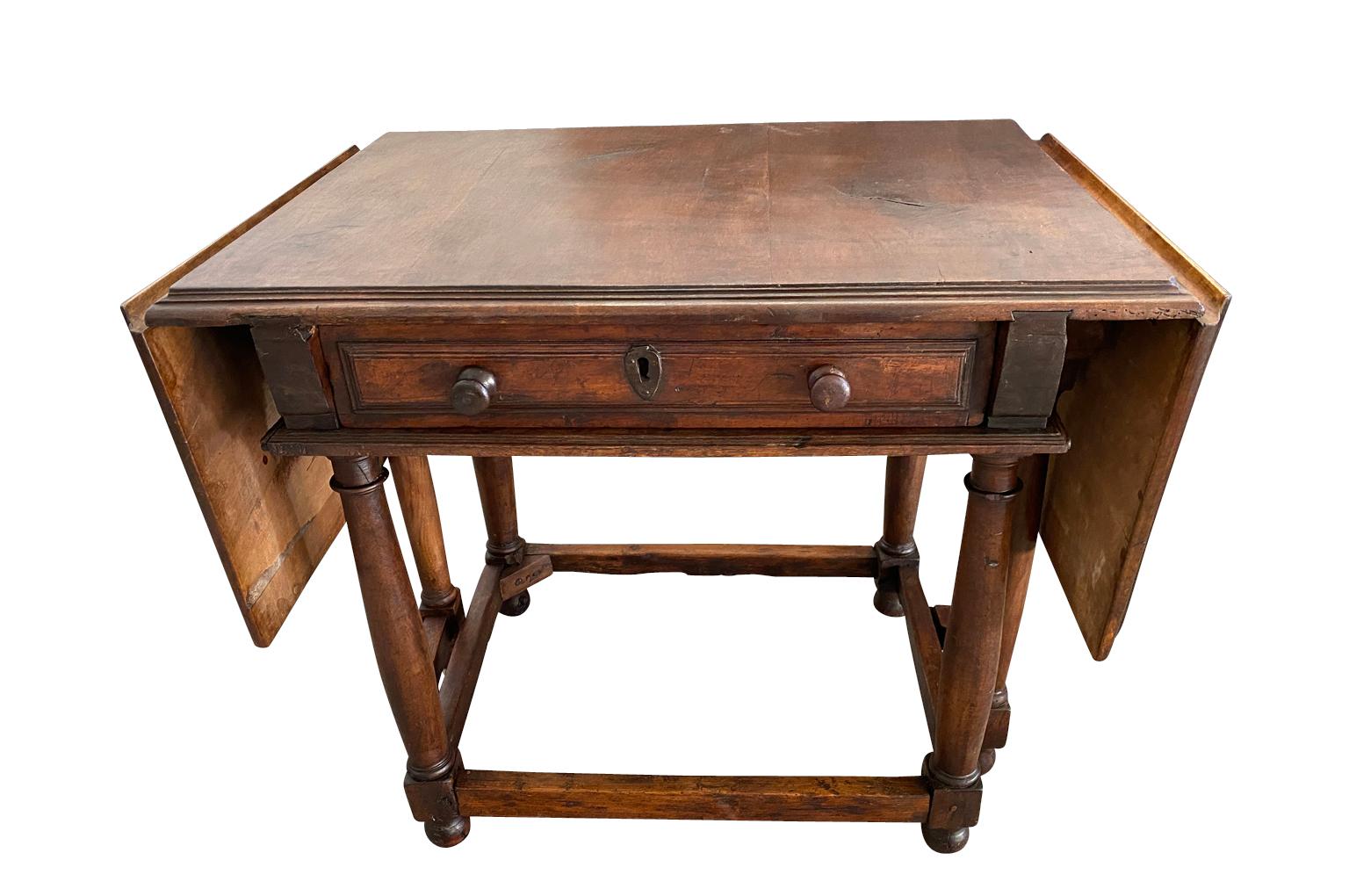 French 17th Century Gate Leg Table In Good Condition For Sale In Atlanta, GA