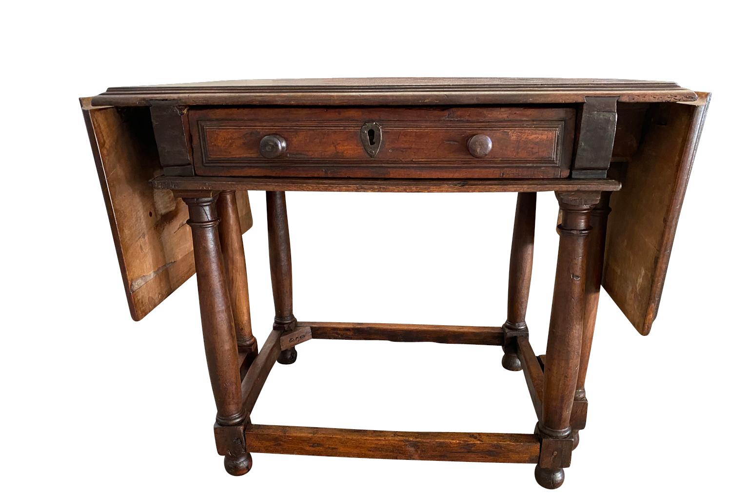 Mesa de pata de cabra francesa del siglo XVII en Bueno estado para la venta en Round Top, TX