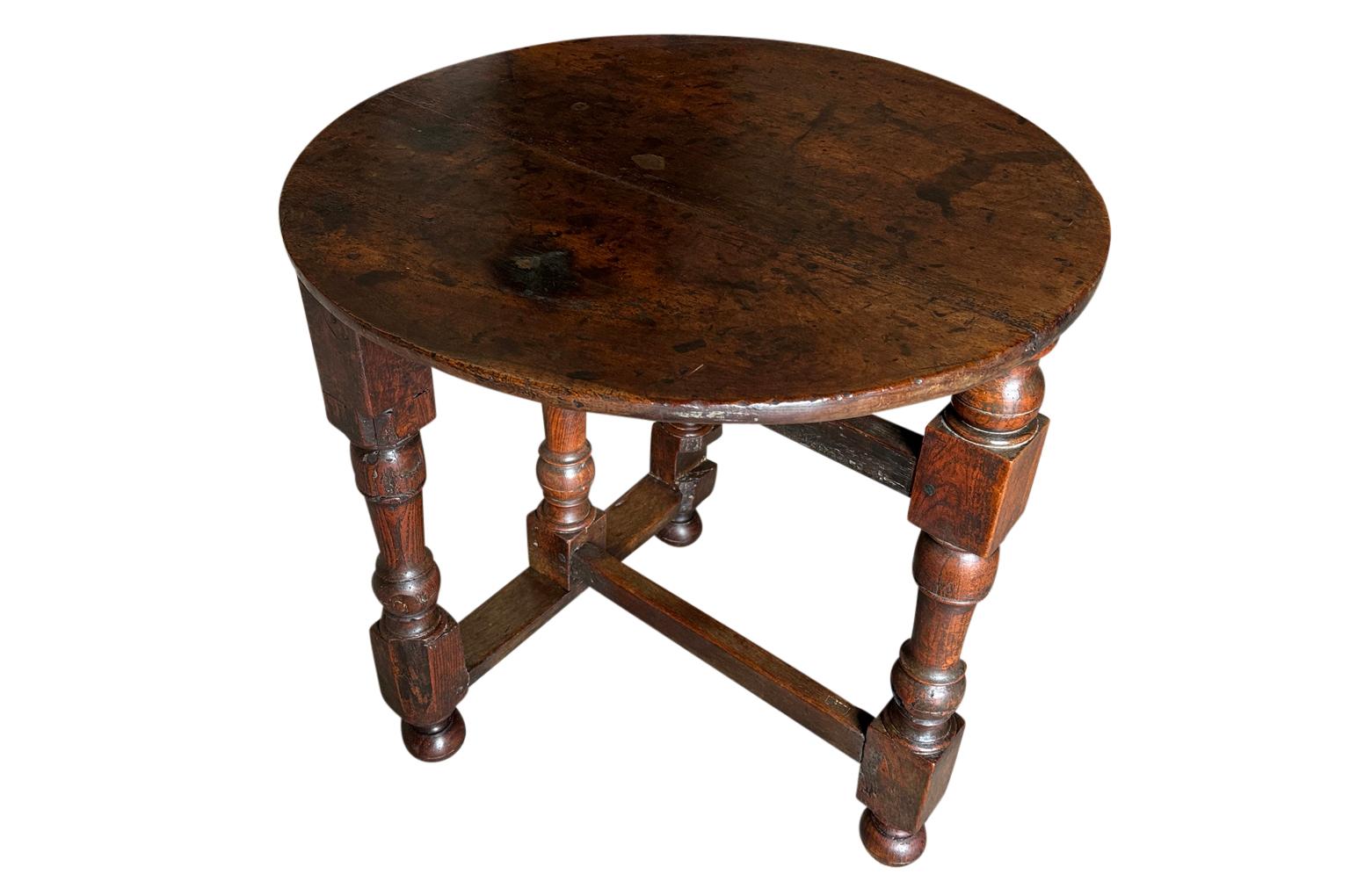 Noyer Table d'appoint laiterie française du 17ème siècle en vente