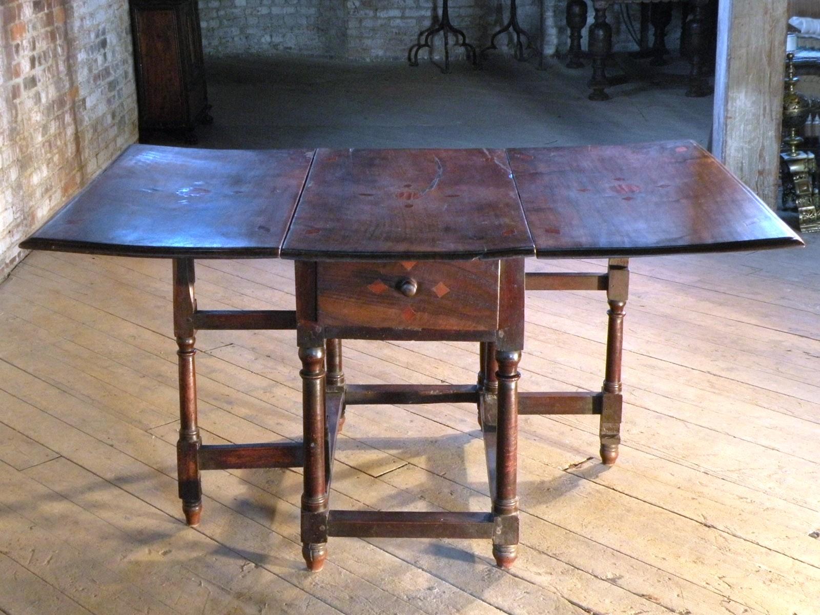 French 17th Century Louis XIII Walnut and inlaid Drop-Leaf Table In Good Condition For Sale In Troy, NY