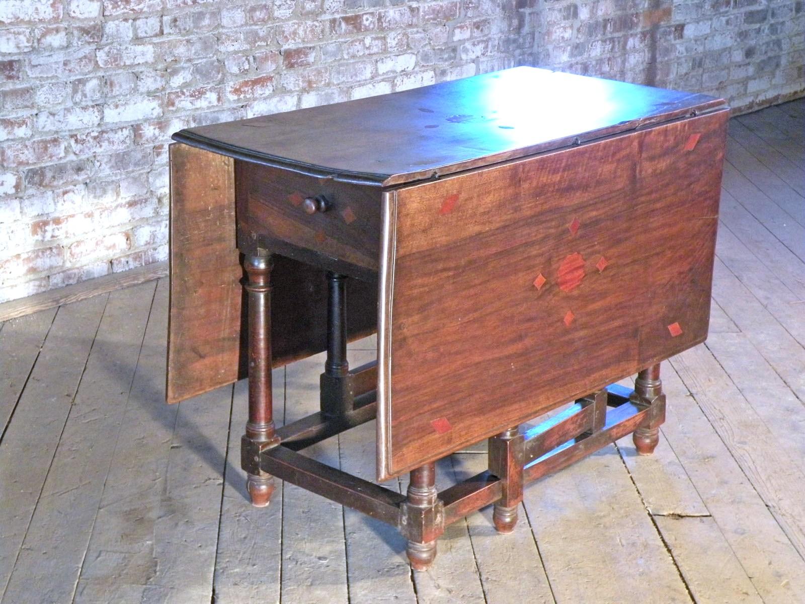 French 17th Century Louis XIII Walnut and inlaid Drop-Leaf Table For Sale 1