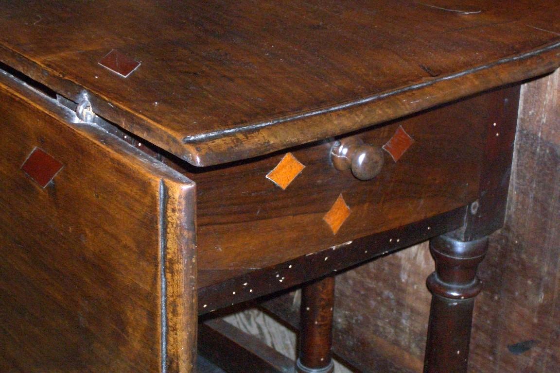 French 17th Century Louis XIII Walnut and inlaid Drop-Leaf Table For Sale 2