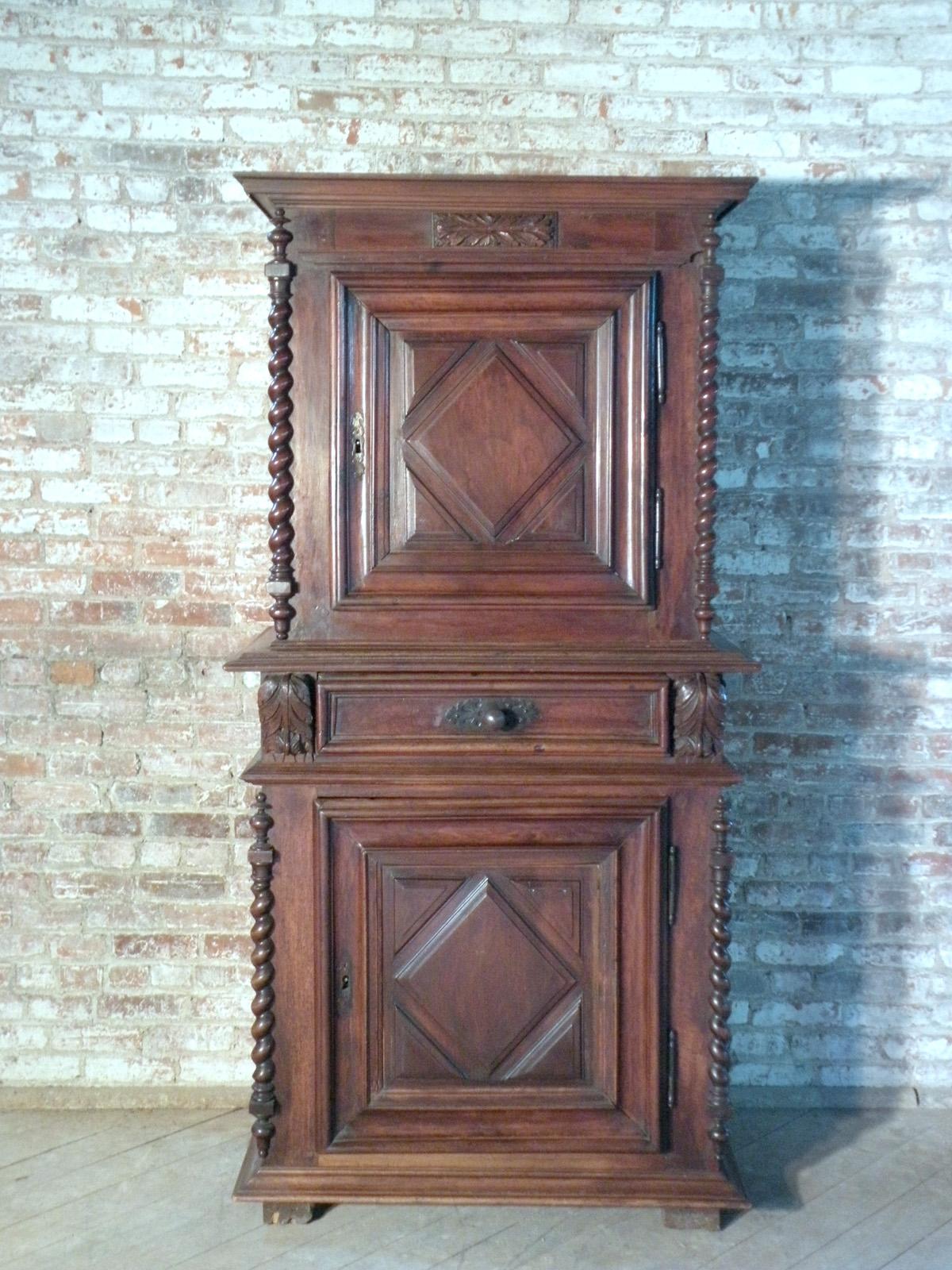 French 17th Century Louis XIII Walnut Buffet a Deux-Corps / Cabinet In Good Condition For Sale In Troy, NY
