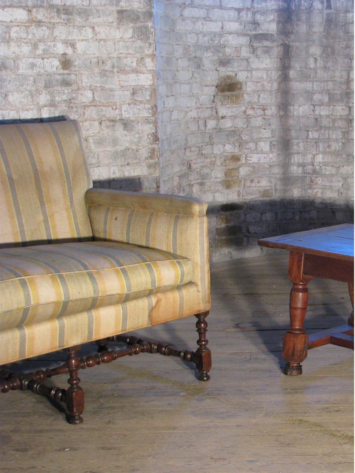 Französisch 17. Jahrhundert Louis XIII Nussbaum Settee im Zustand „Gut“ im Angebot in Troy, NY