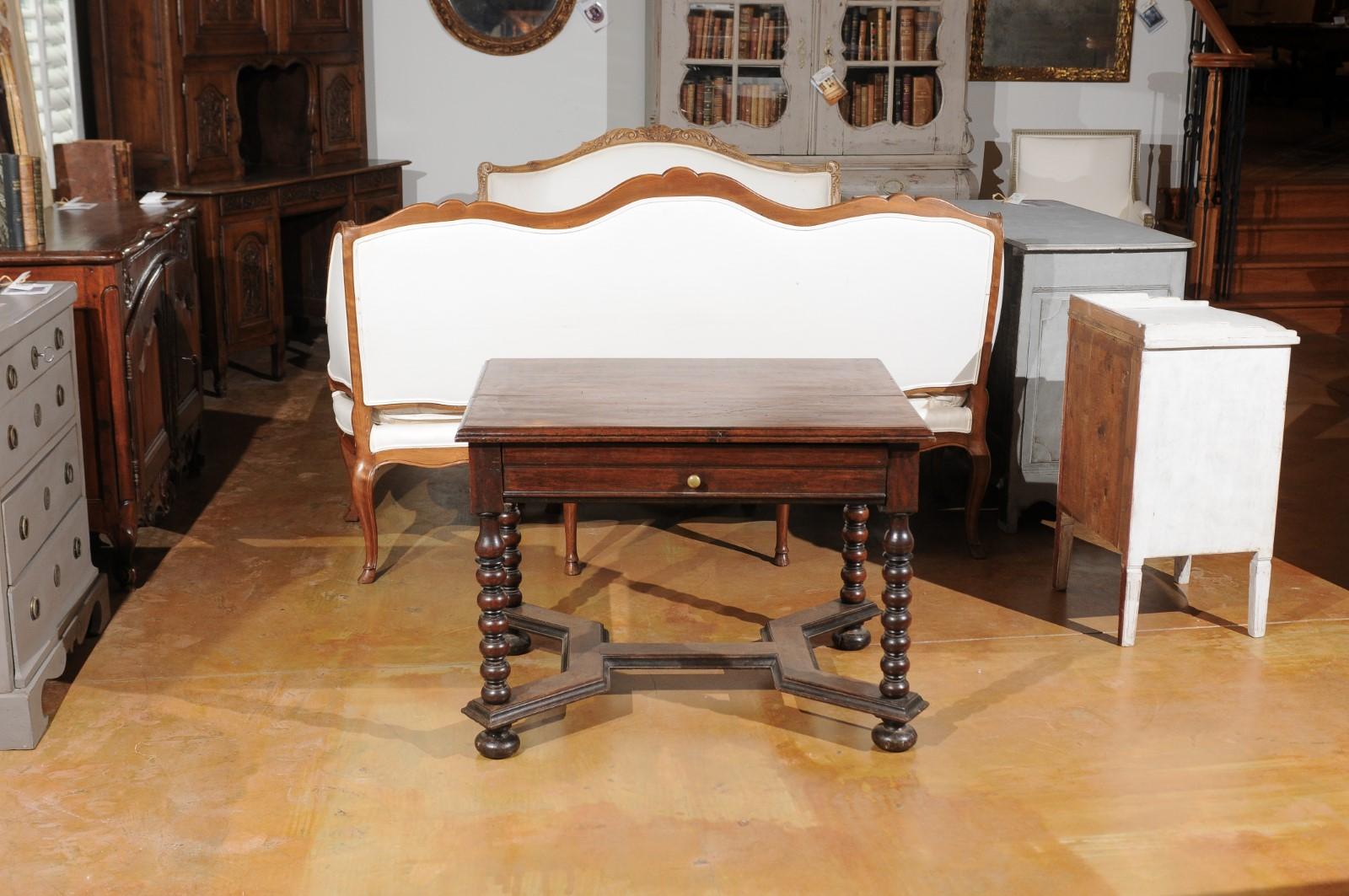 Français Table d'appoint française Louis XIII du 17ème siècle en noyer avec pieds en forme de bobine et traverse en vente