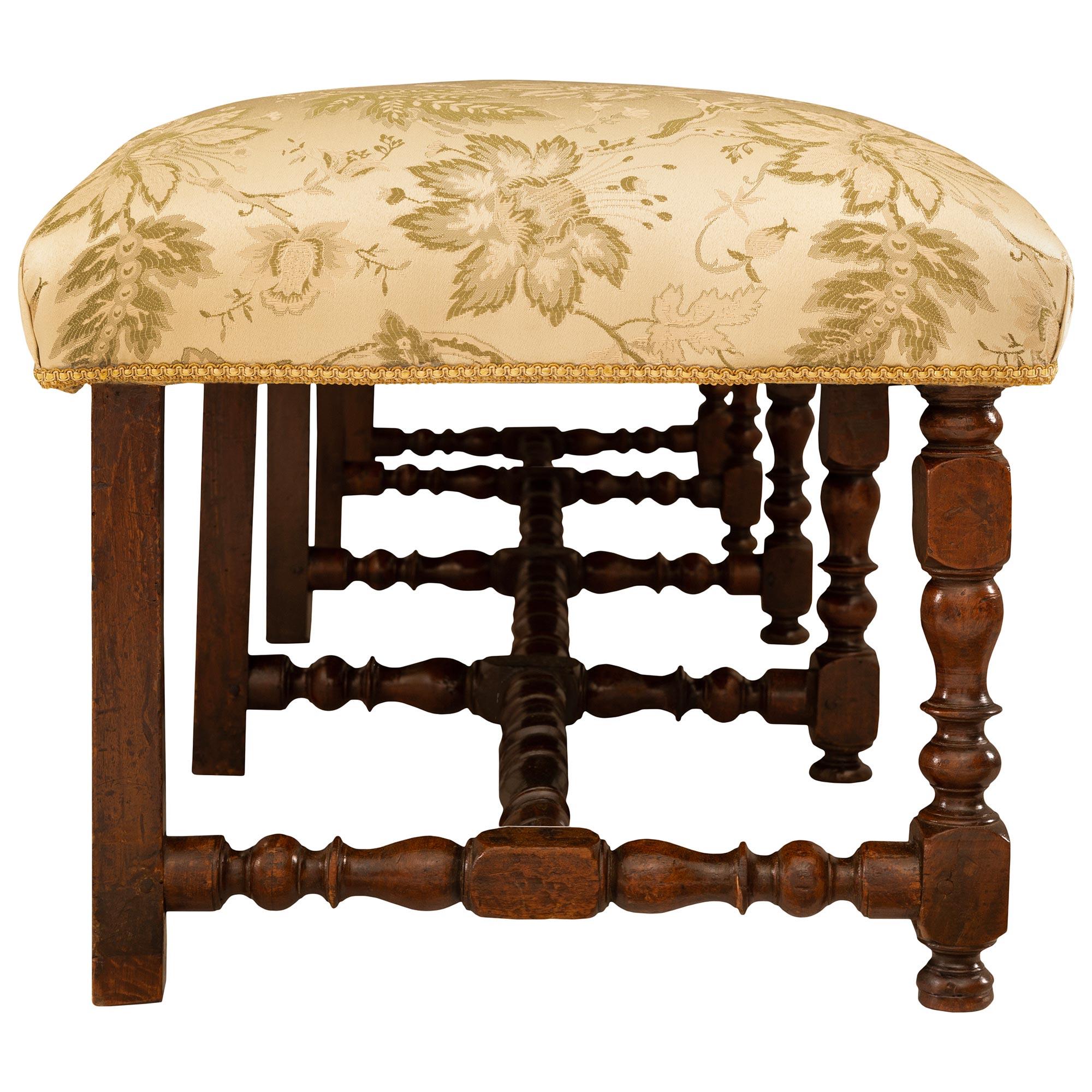 XVIIIe siècle et antérieur Banc en noyer de style Louis XIV du XVIIe siècle en vente