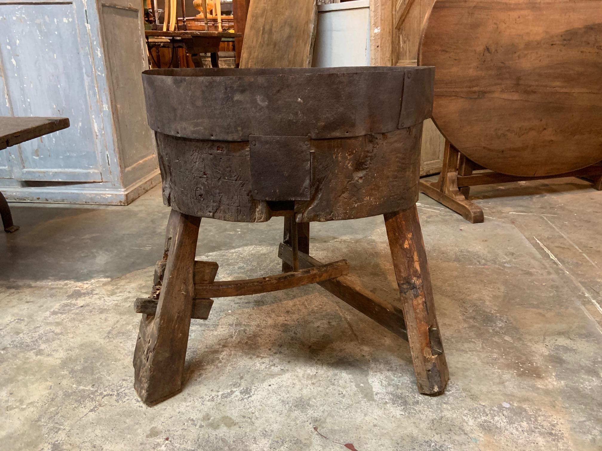French 17th Century Moulin, Grain Grinding Billot In Good Condition In Round Top, TX