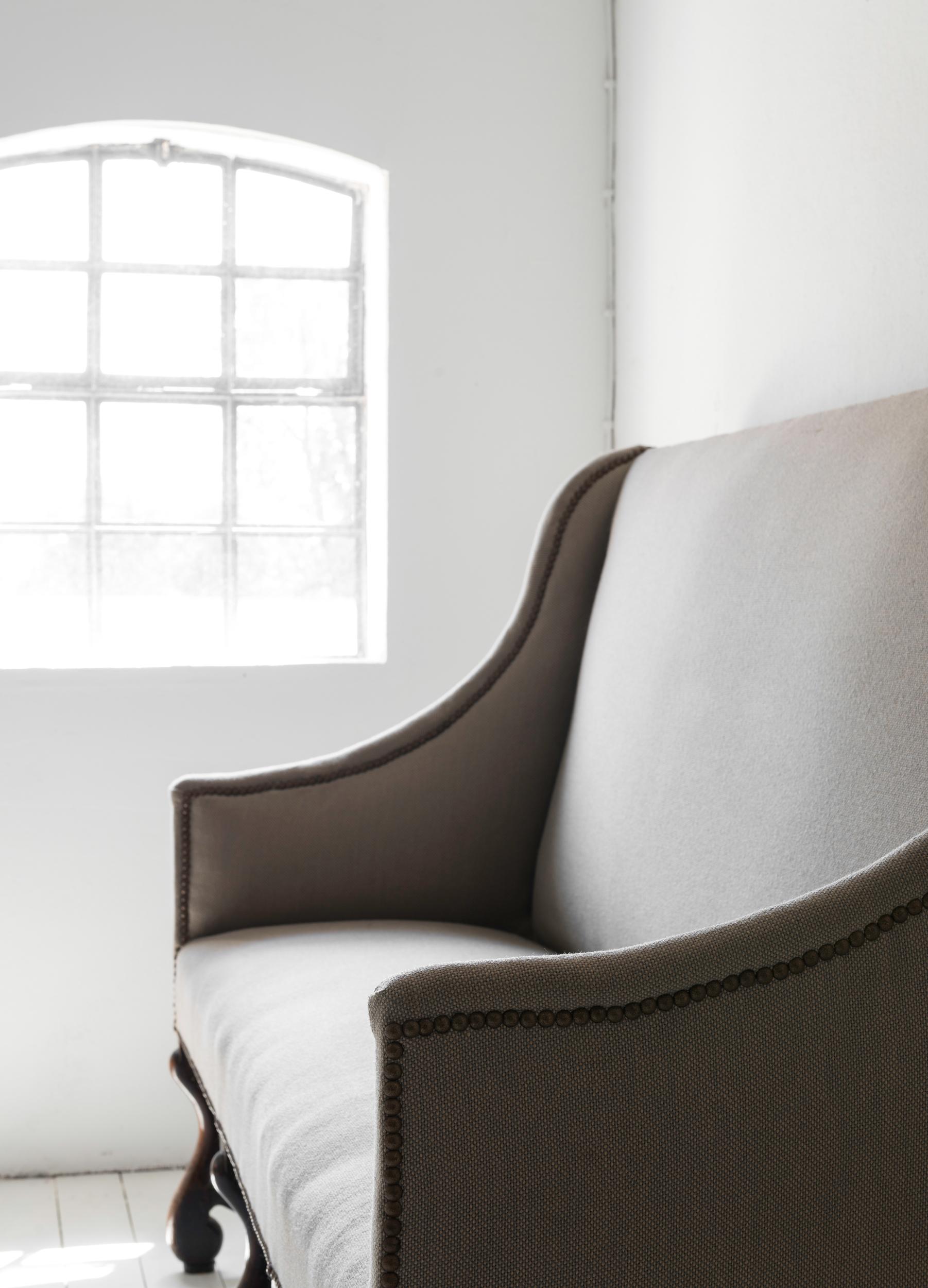 Elegant Louis XIII sofa with walnut feet in the 