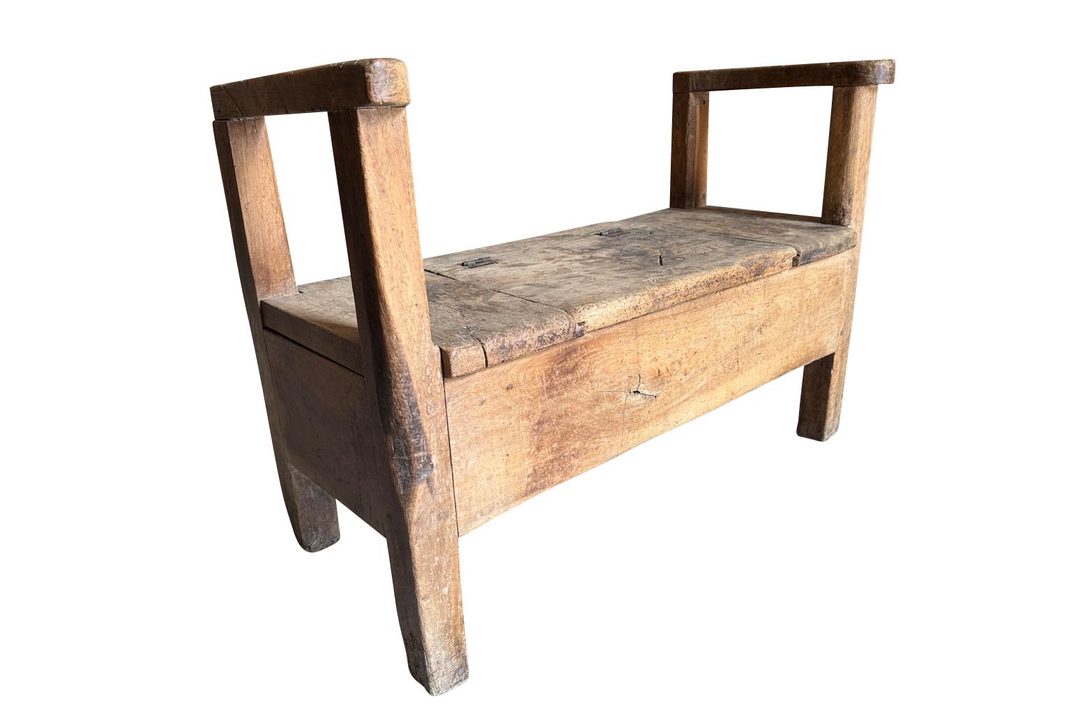 Banco/Tronco primitivo francés del siglo XVII en Bueno estado para la venta en Round Top, TX