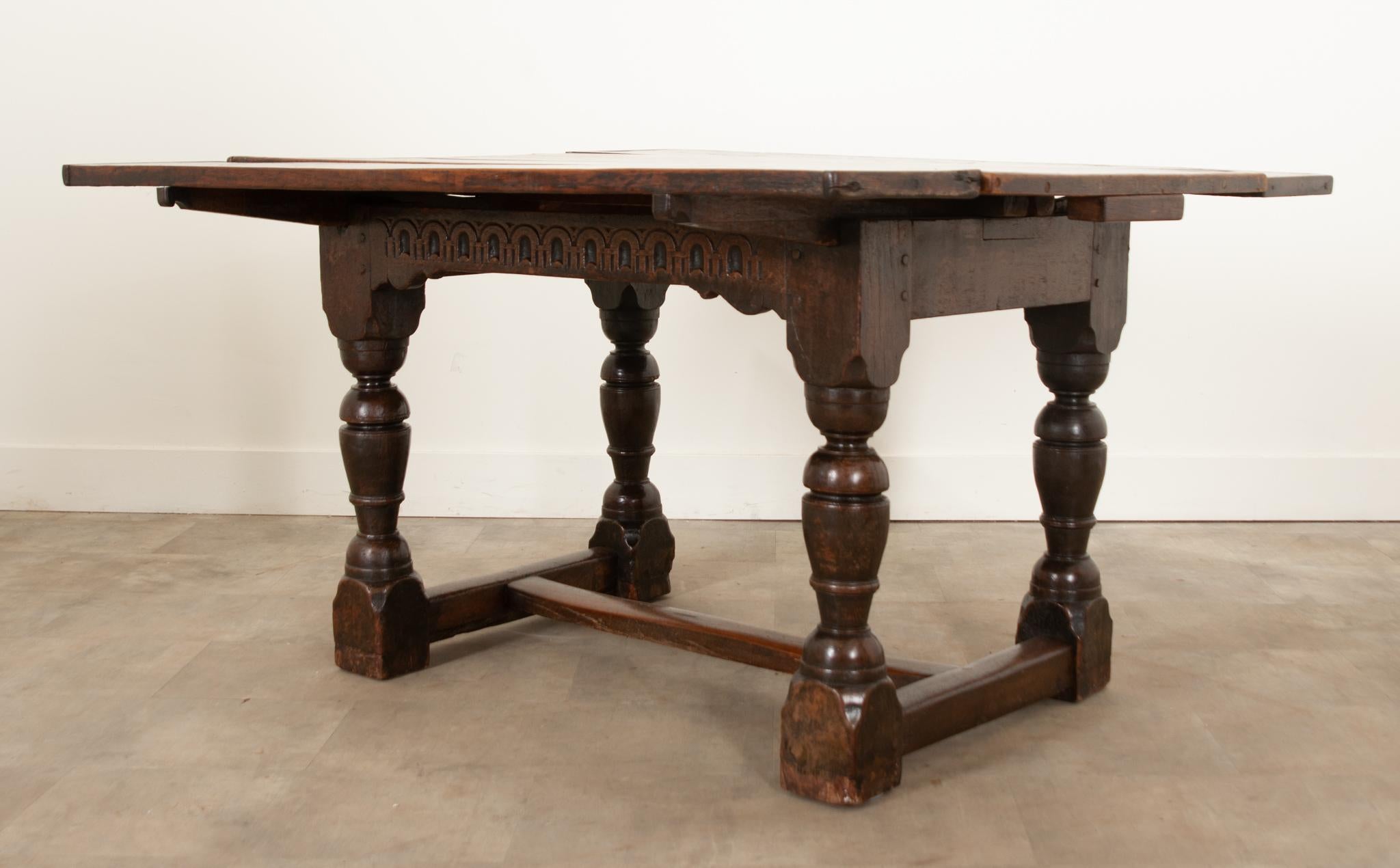French 17th Century Solid Oak Extending Dining Table In Good Condition For Sale In Baton Rouge, LA