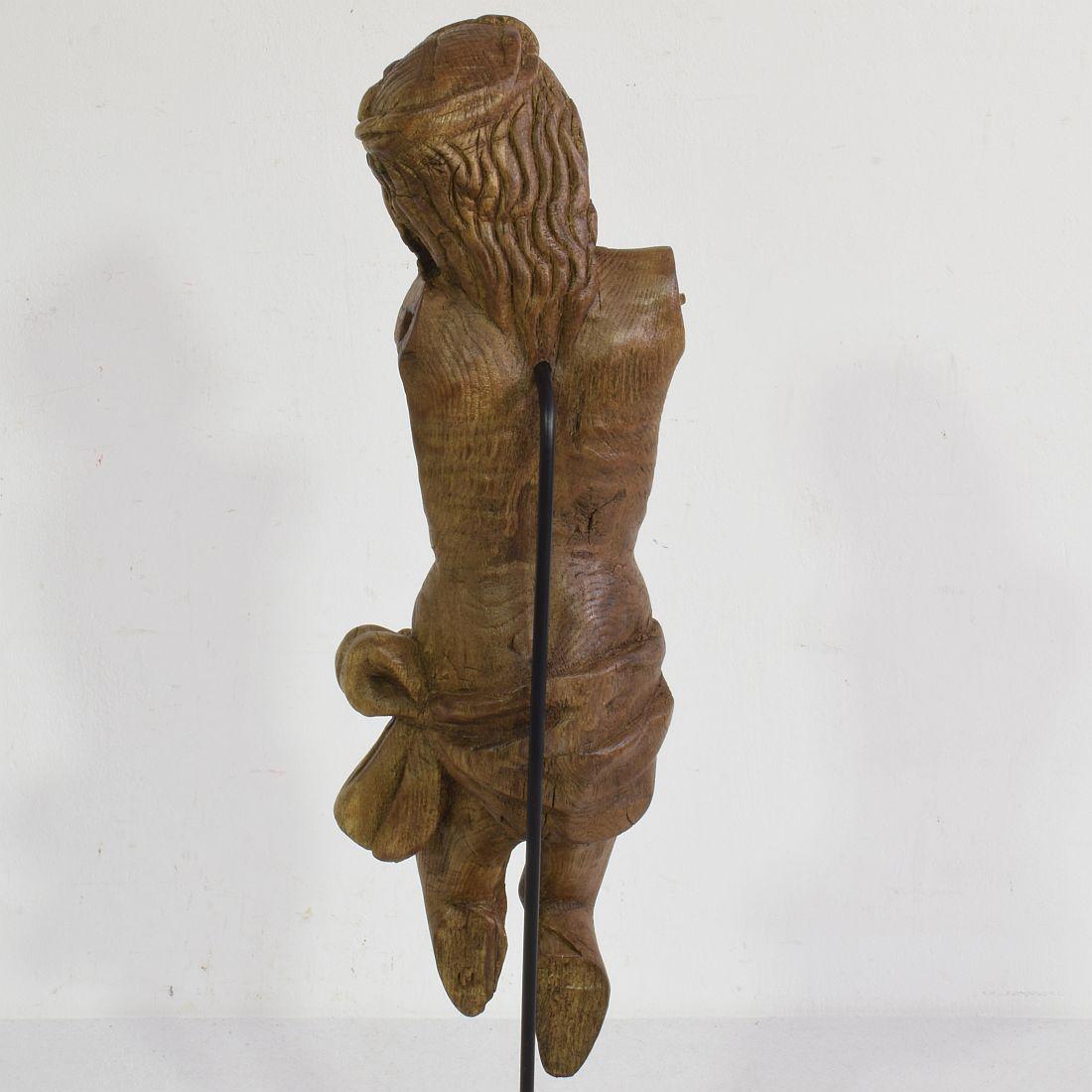 Français 17ème siècle  Fragment de Christ en chêne sculpté et patiné par les intempéries en vente 4