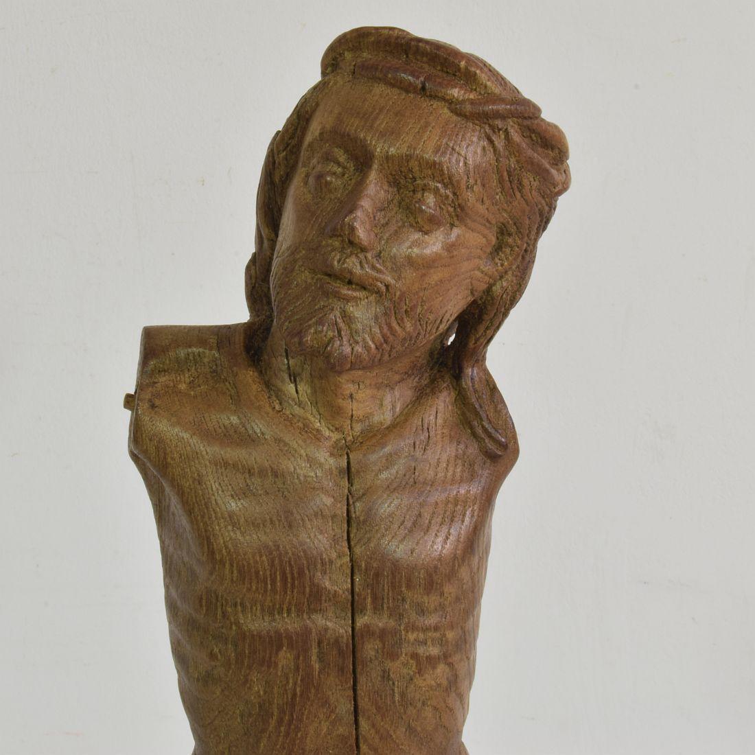 Français 17ème siècle  Fragment de Christ en chêne sculpté et patiné par les intempéries en vente 5