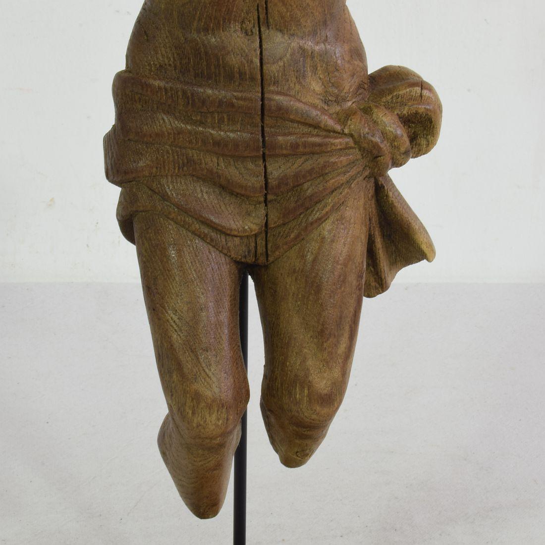 Français 17ème siècle  Fragment de Christ en chêne sculpté et patiné par les intempéries en vente 9