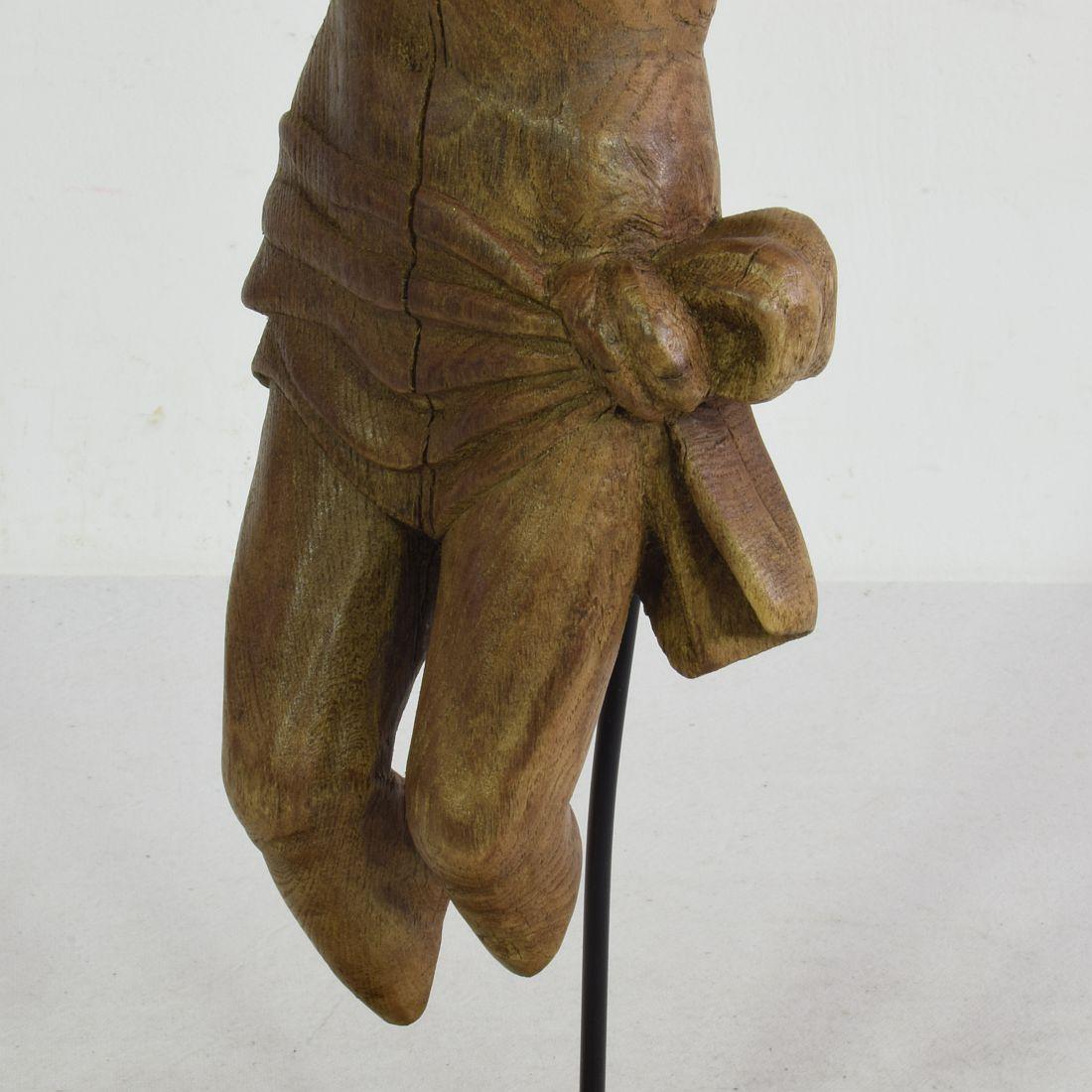 Français 17ème siècle  Fragment de Christ en chêne sculpté et patiné par les intempéries en vente 10
