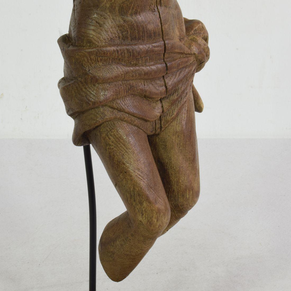 Français 17ème siècle  Fragment de Christ en chêne sculpté et patiné par les intempéries en vente 11