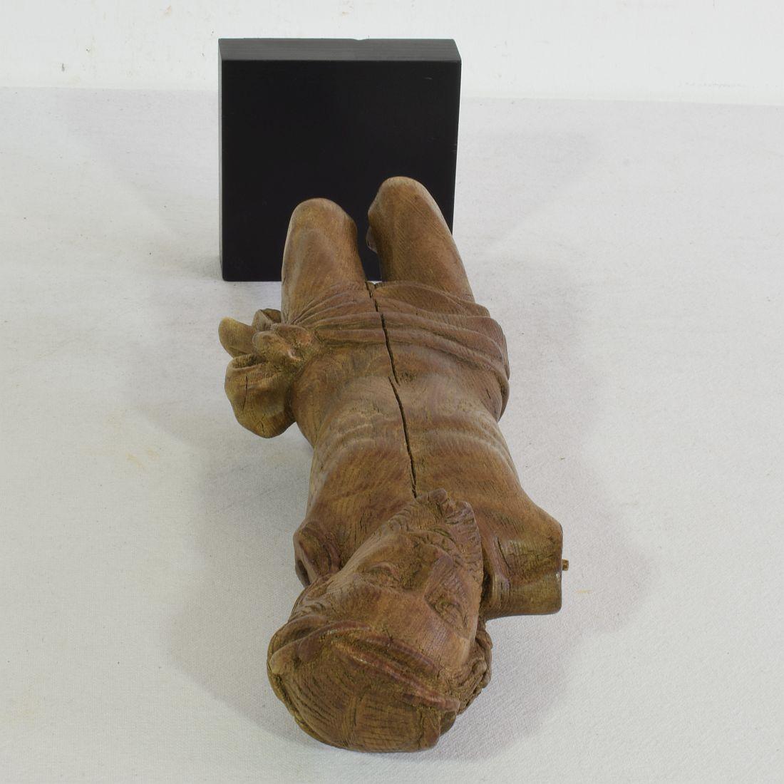 Français 17ème siècle  Fragment de Christ en chêne sculpté et patiné par les intempéries en vente 12