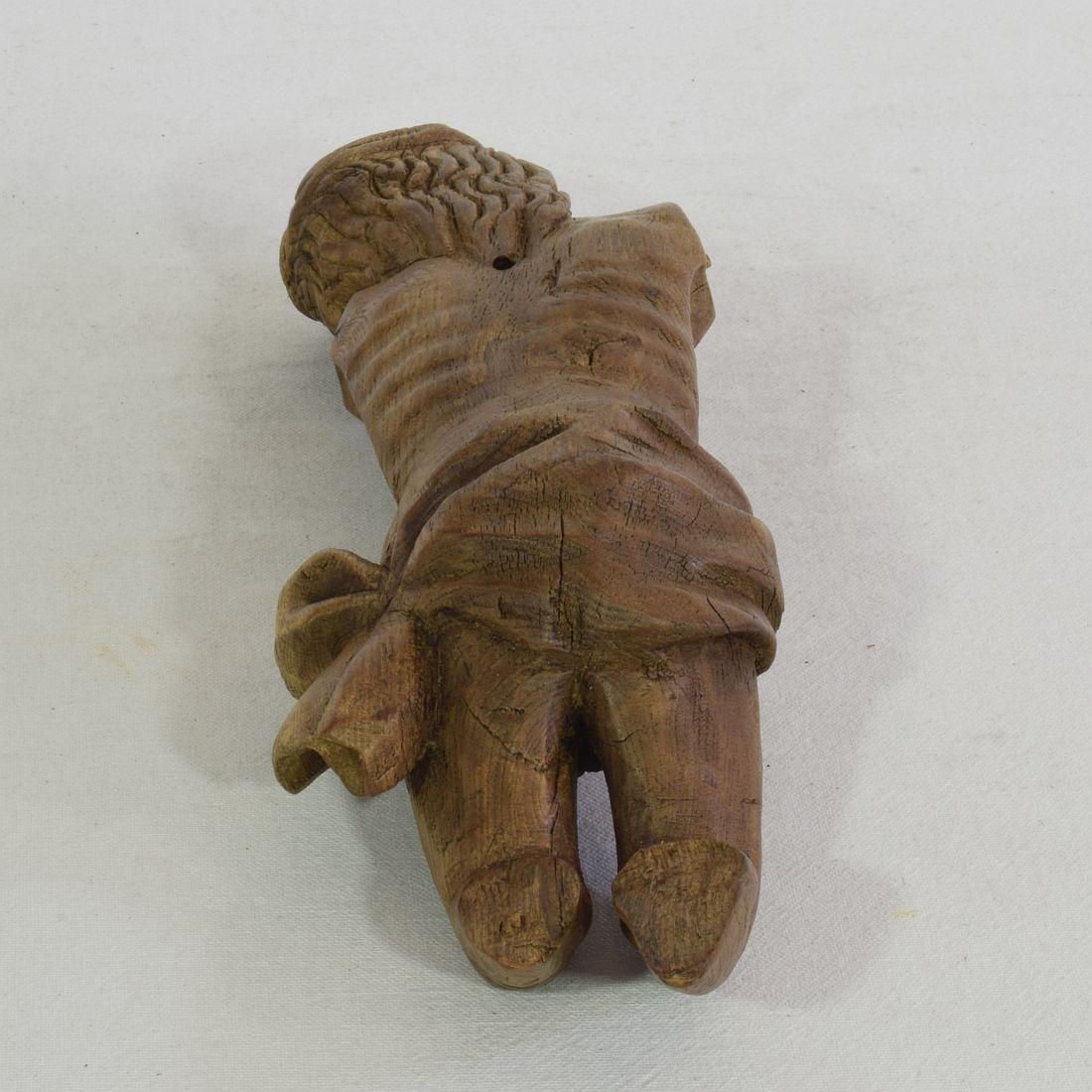 Français 17ème siècle  Fragment de Christ en chêne sculpté et patiné par les intempéries en vente 13