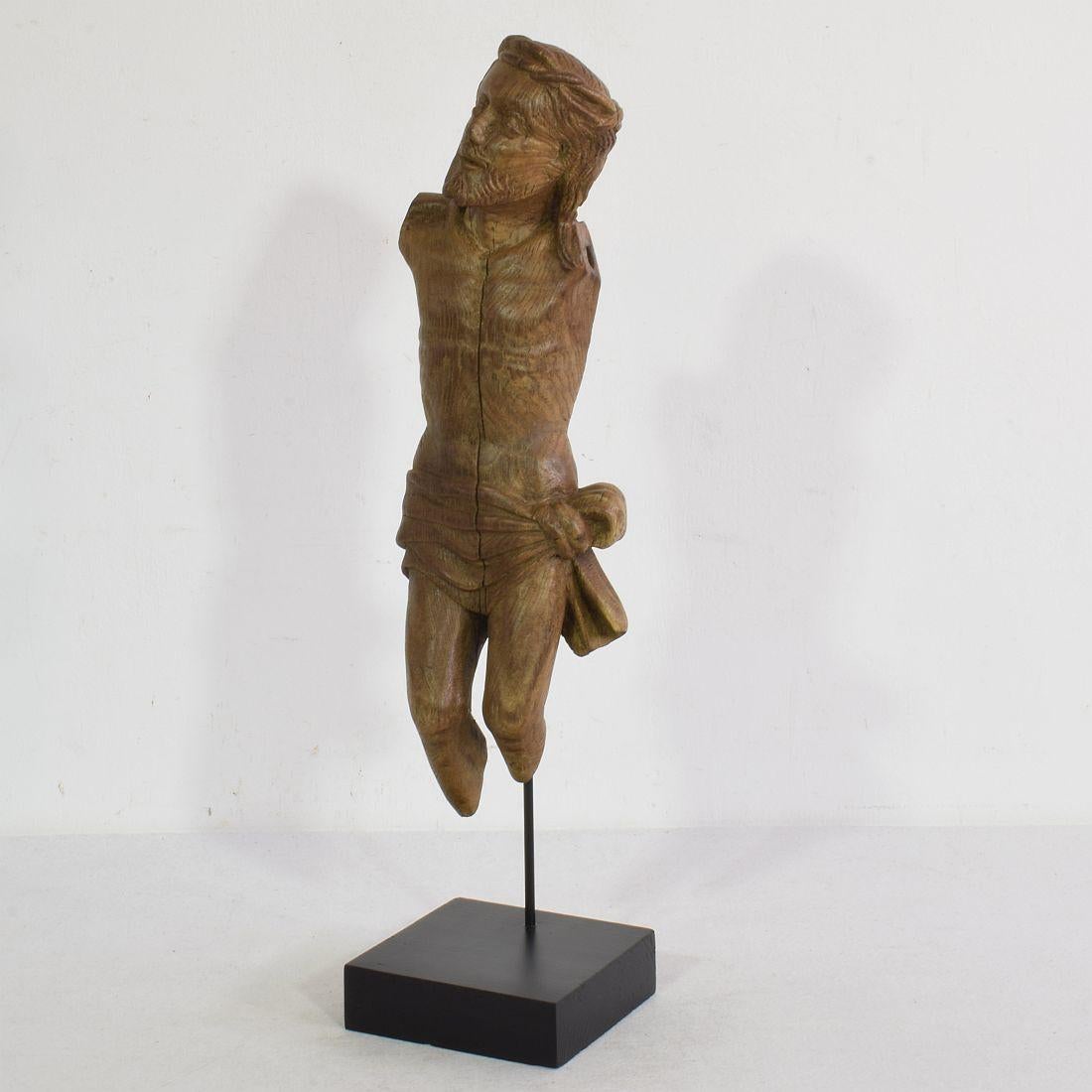 Très beau fragment en chêne sculpté d'une figure du Christ à l'expression forte. Belle pièce usée par le temps, France vers 1600-1700. Usures et pertes. Mesure avec la base