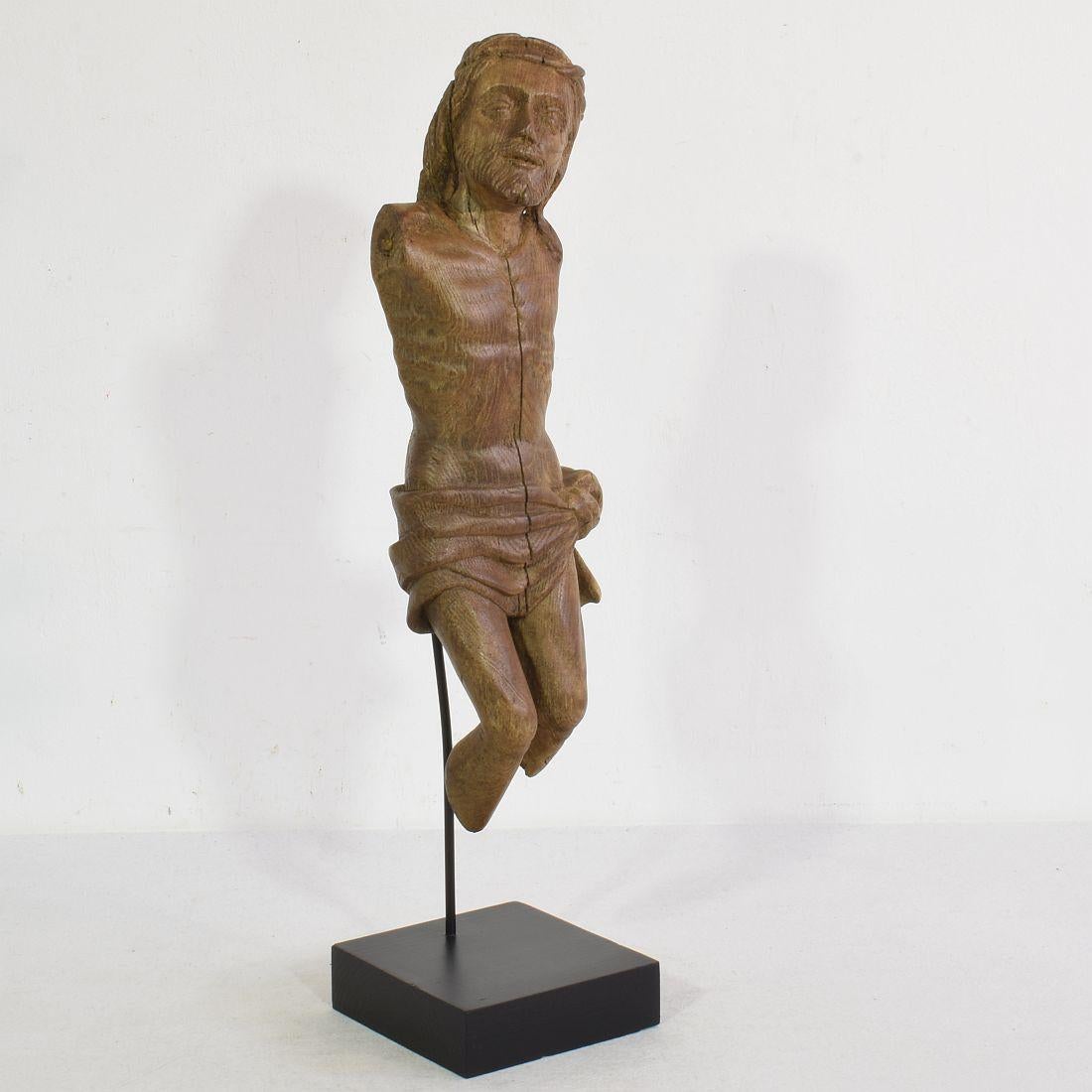 Sculpté à la main Français 17ème siècle  Fragment de Christ en chêne sculpté et patiné par les intempéries en vente