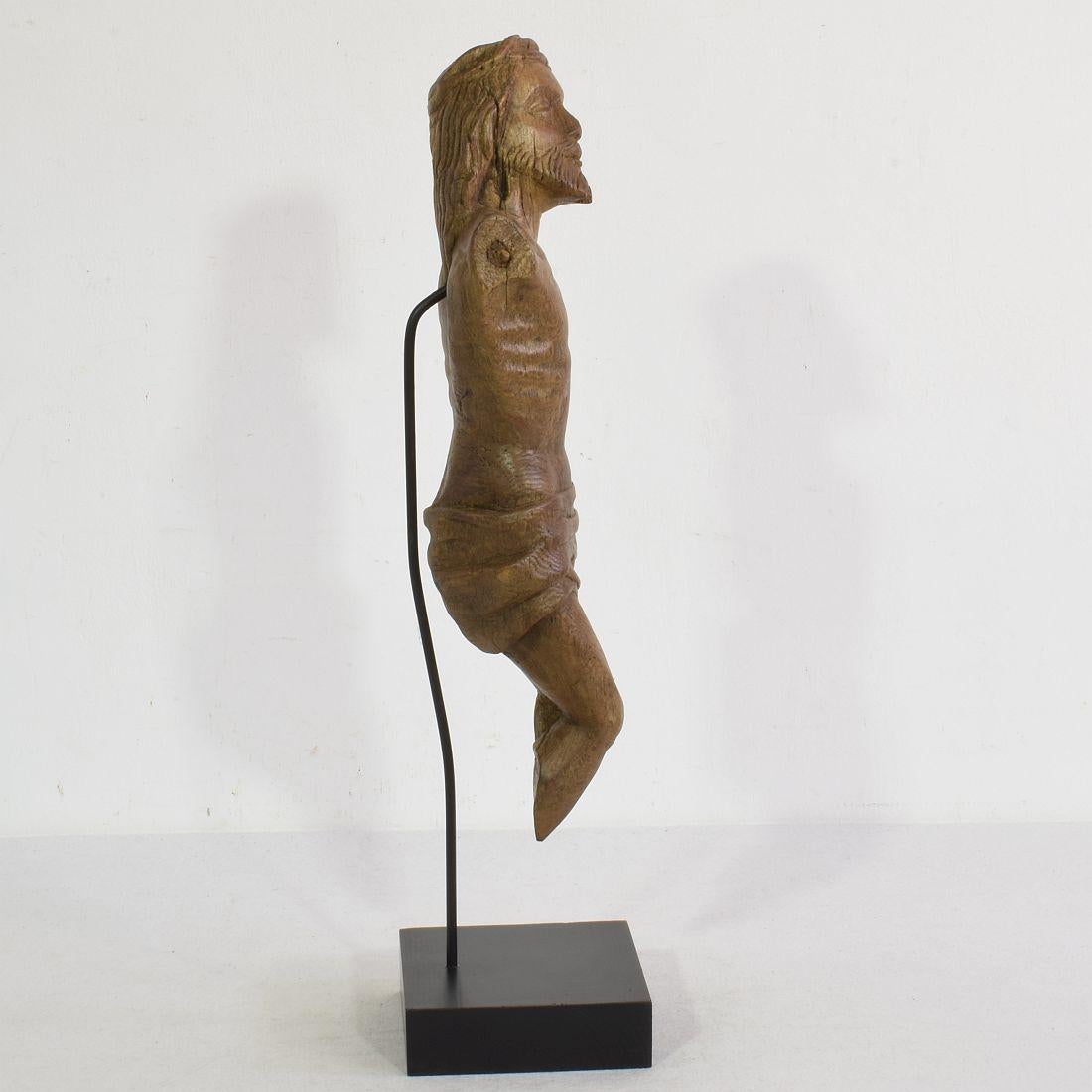 Français 17ème siècle  Fragment de Christ en chêne sculpté et patiné par les intempéries Bon état - En vente à Buisson, FR