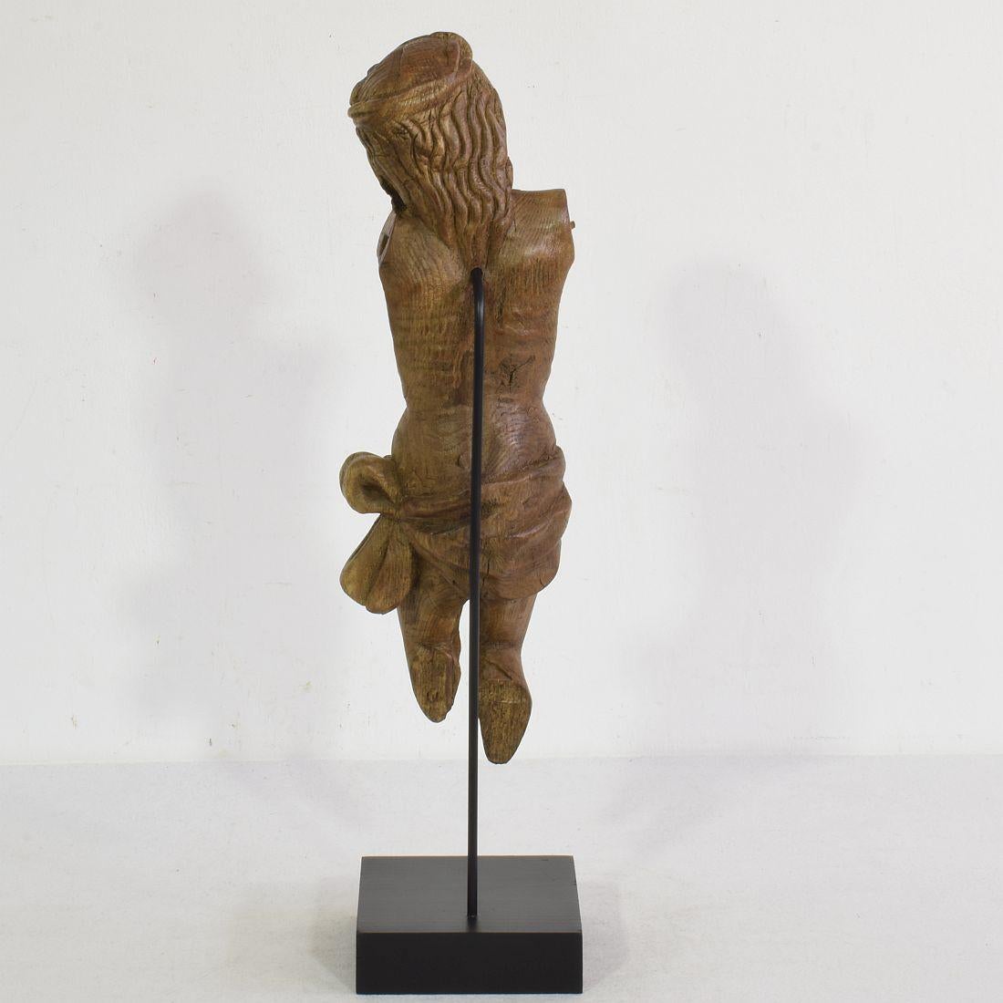 Siglo XVII francés  Fragmento de Cristo de roble tallado y envejecido en Bueno estado para la venta en Buisson, FR